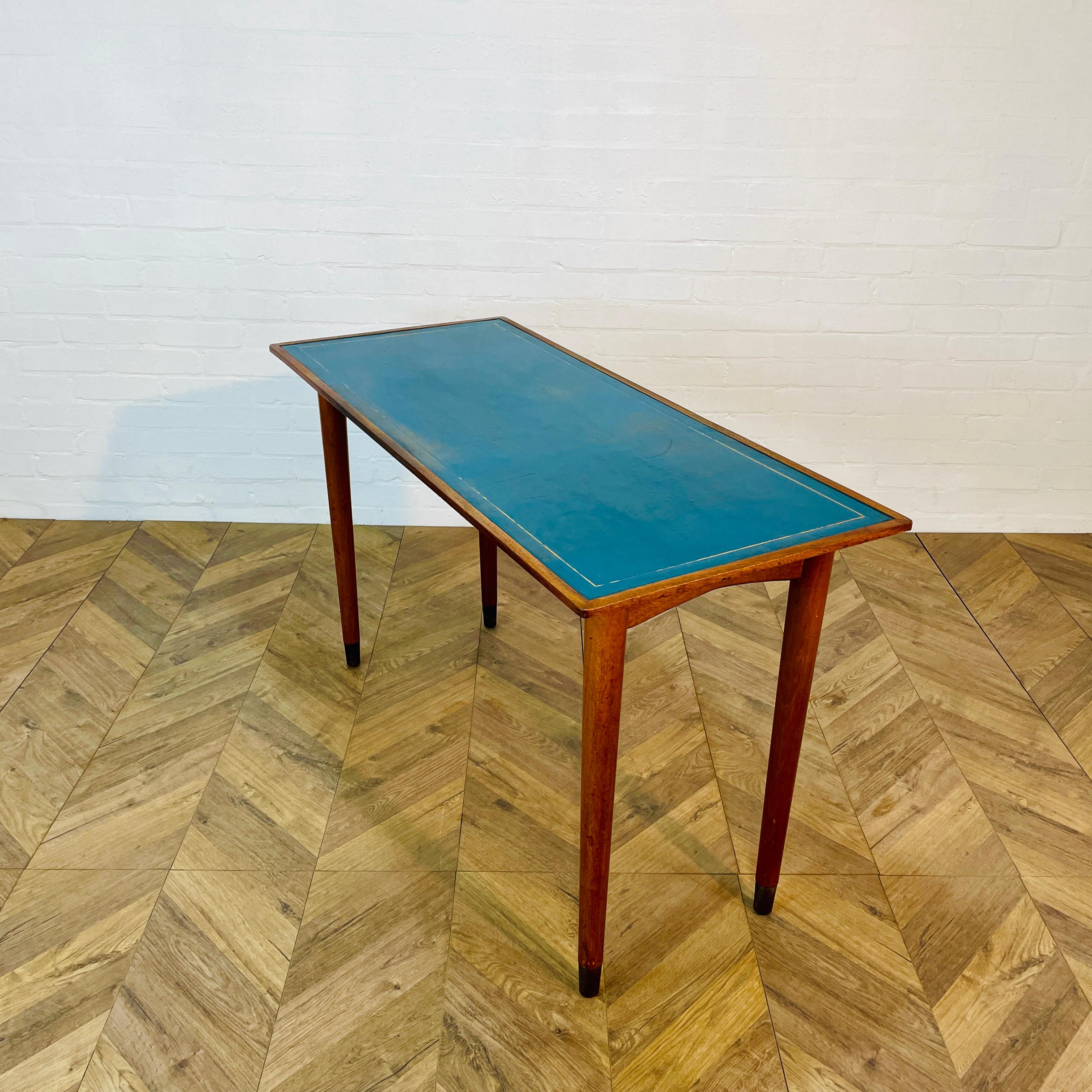 Una bellissima scrivania vintage di metà secolo in rovere con inserto superiore in pelle blu, circa anni '50.

La scrivania, realizzata da Fergus Bridges Ltd di Londra, è in buone condizioni vintage con segni e graffi dovuti all'età, che ne