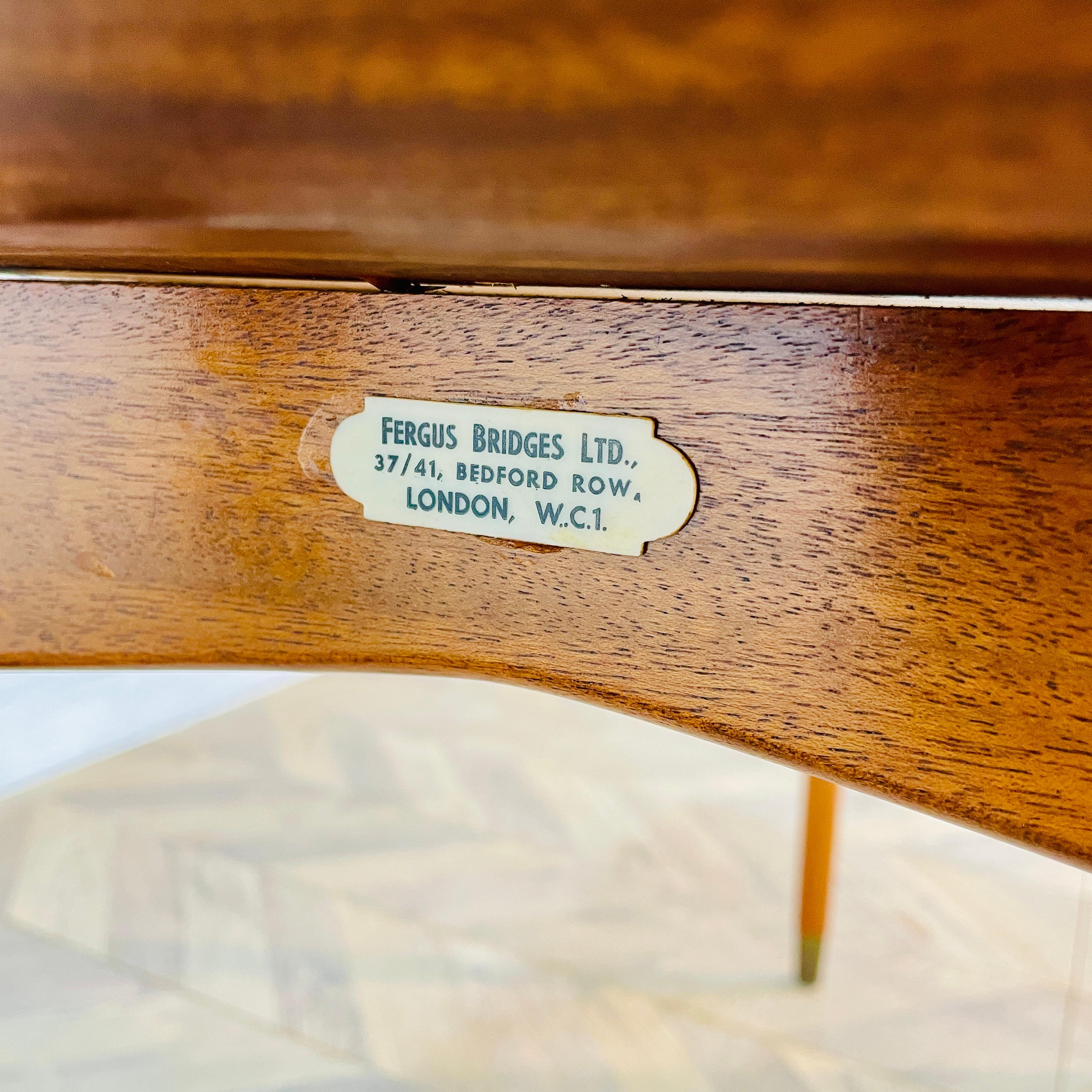 Mid-Century moderno Scrivania vintage in Oak di 'Fergus Bridges Ltd' con piano in pelle blu, anni '50