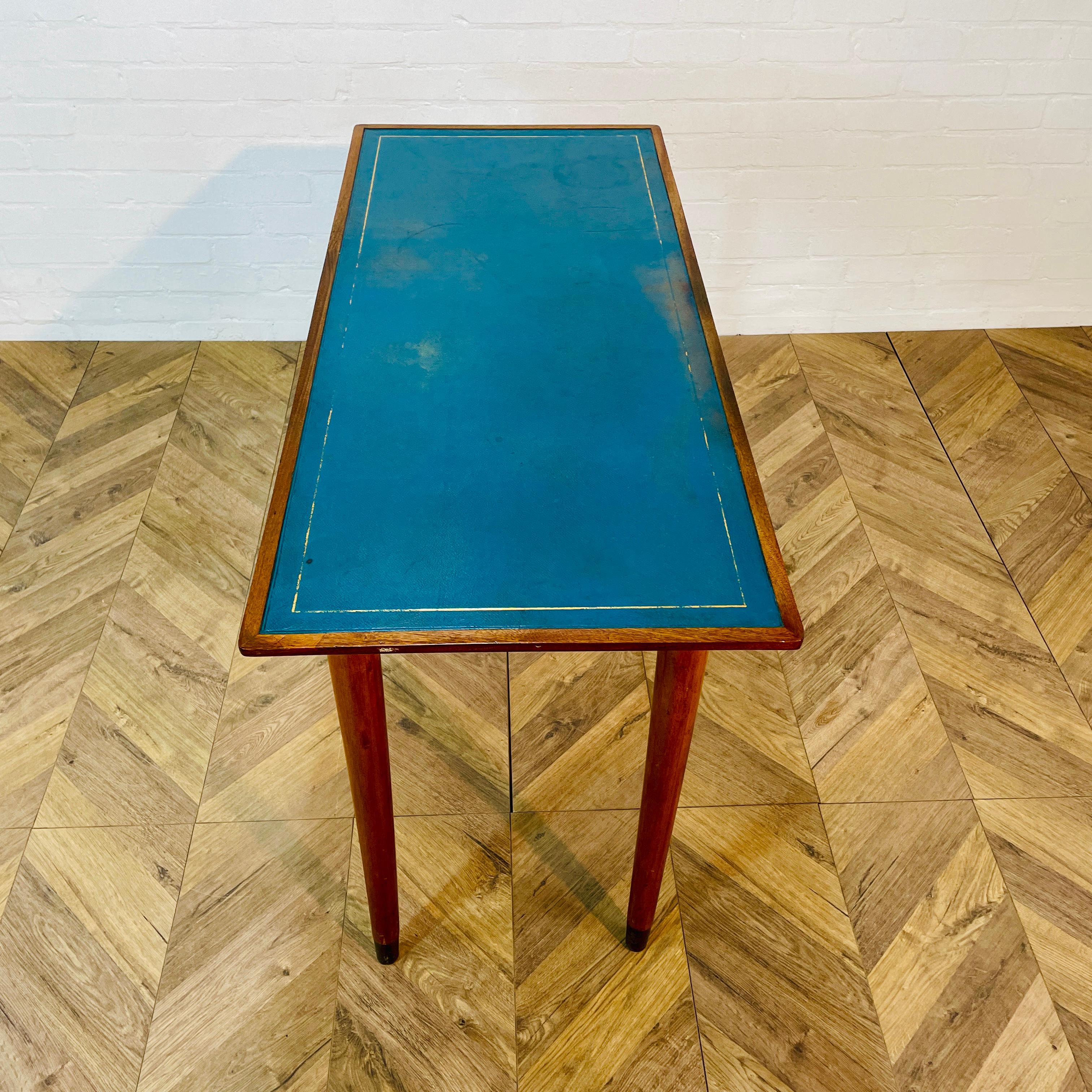 Britannico Scrivania vintage in Oak di 'Fergus Bridges Ltd' con piano in pelle blu, anni '50