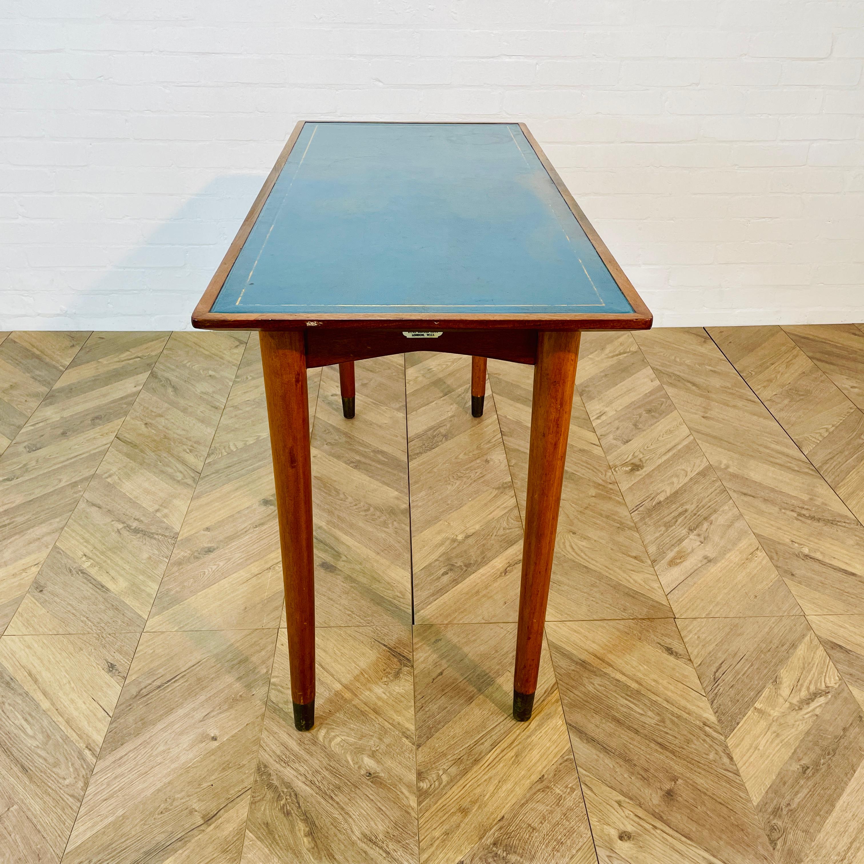 Scrivania vintage in Oak di 'Fergus Bridges Ltd' con piano in pelle blu, anni '50 In condizioni buone a Ely, GB