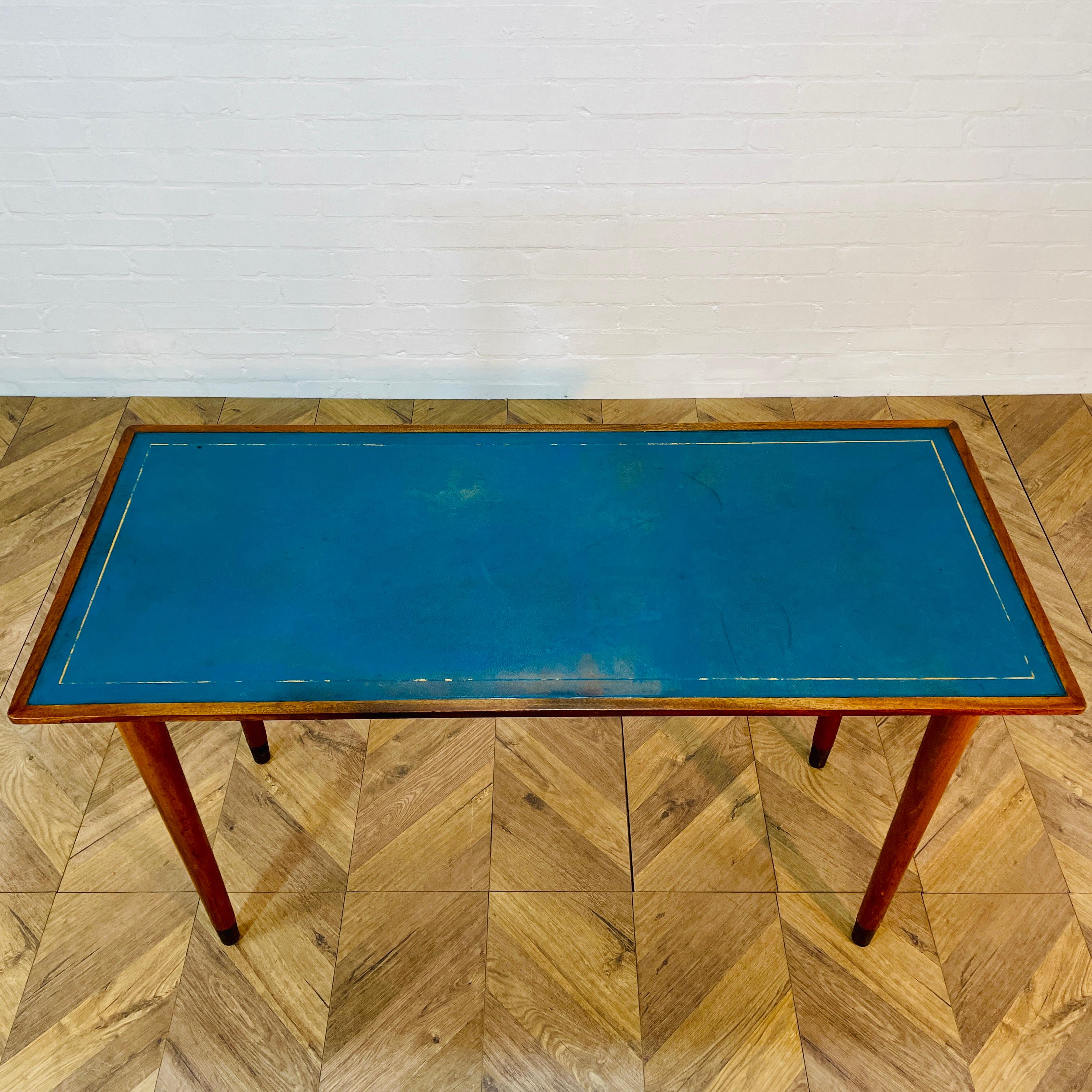 Metà XX secolo Scrivania vintage in Oak di 'Fergus Bridges Ltd' con piano in pelle blu, anni '50