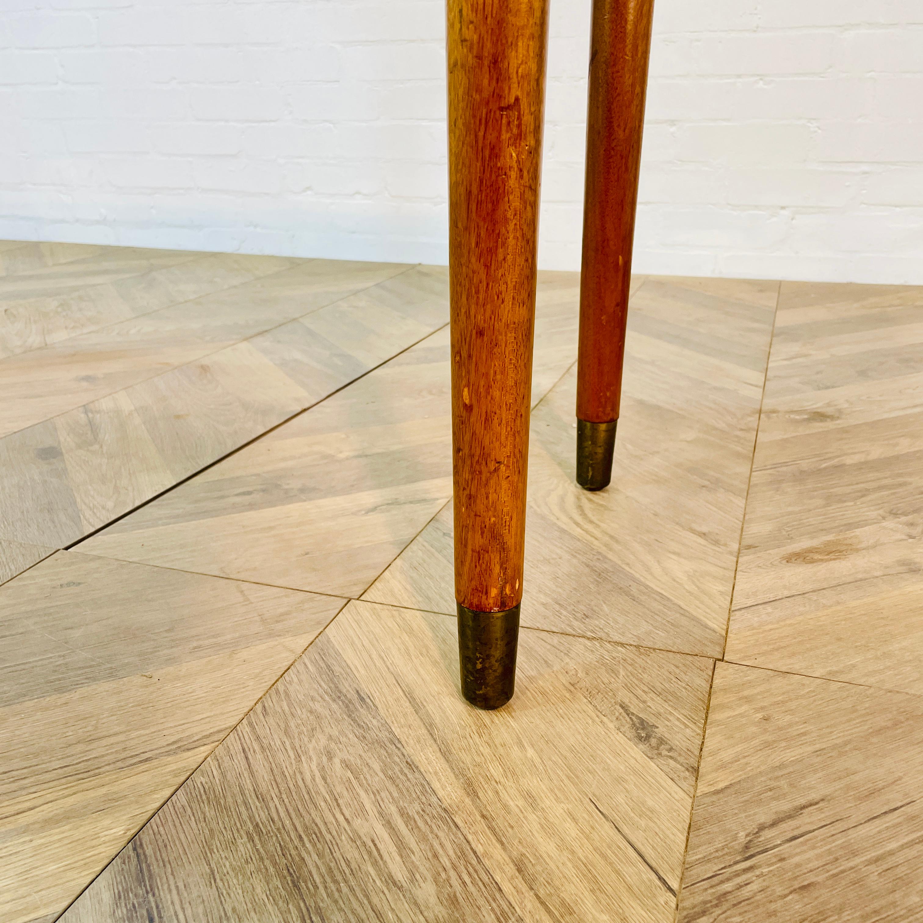 Pelle Scrivania vintage in Oak di 'Fergus Bridges Ltd' con piano in pelle blu, anni '50