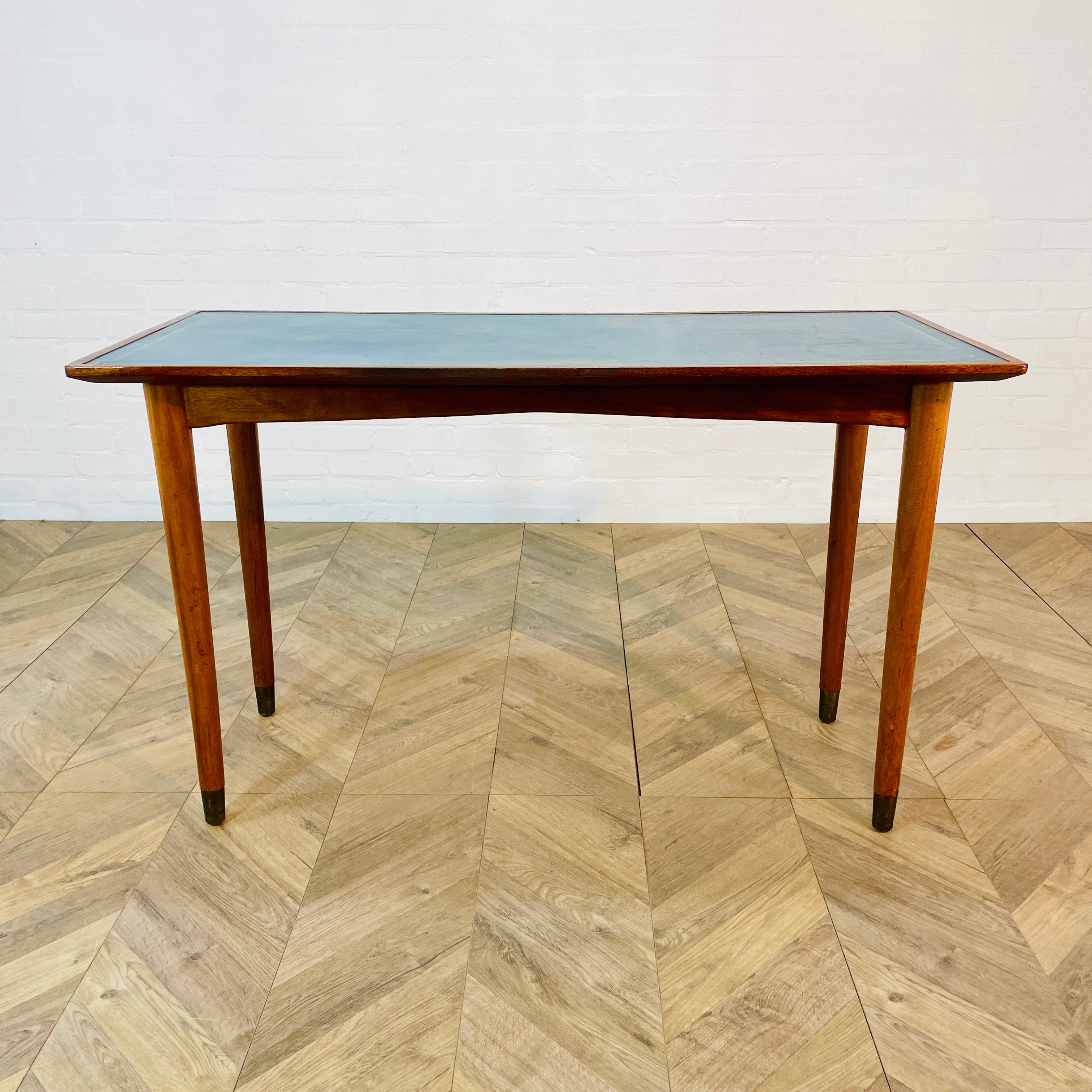 Scrivania vintage in Oak di 'Fergus Bridges Ltd' con piano in pelle blu, anni '50 2