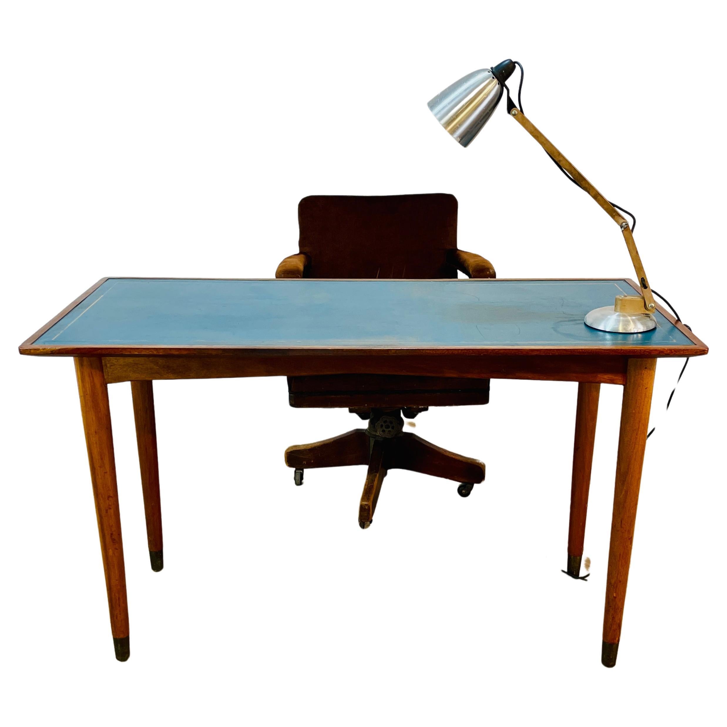 Scrivania vintage in Oak di 'Fergus Bridges Ltd' con piano in pelle blu, anni '50
