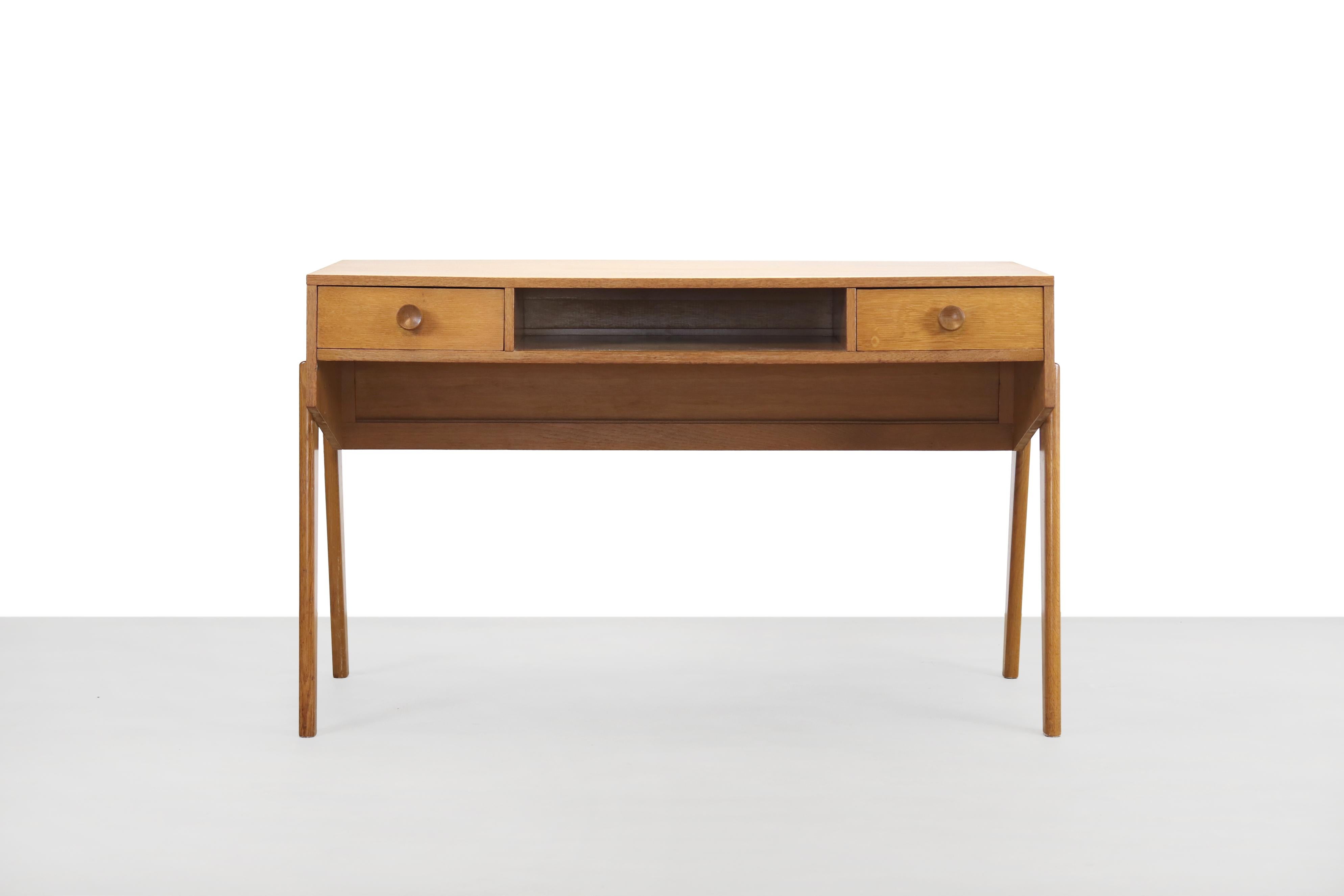 Beautifully designed desk from Eeka Meubelen. This desk is attributed to designer Coen de Vries. De Vries designed a series of furniture for Eeka, unfortunately there is little documentation for this. If we compare the designs from just after the