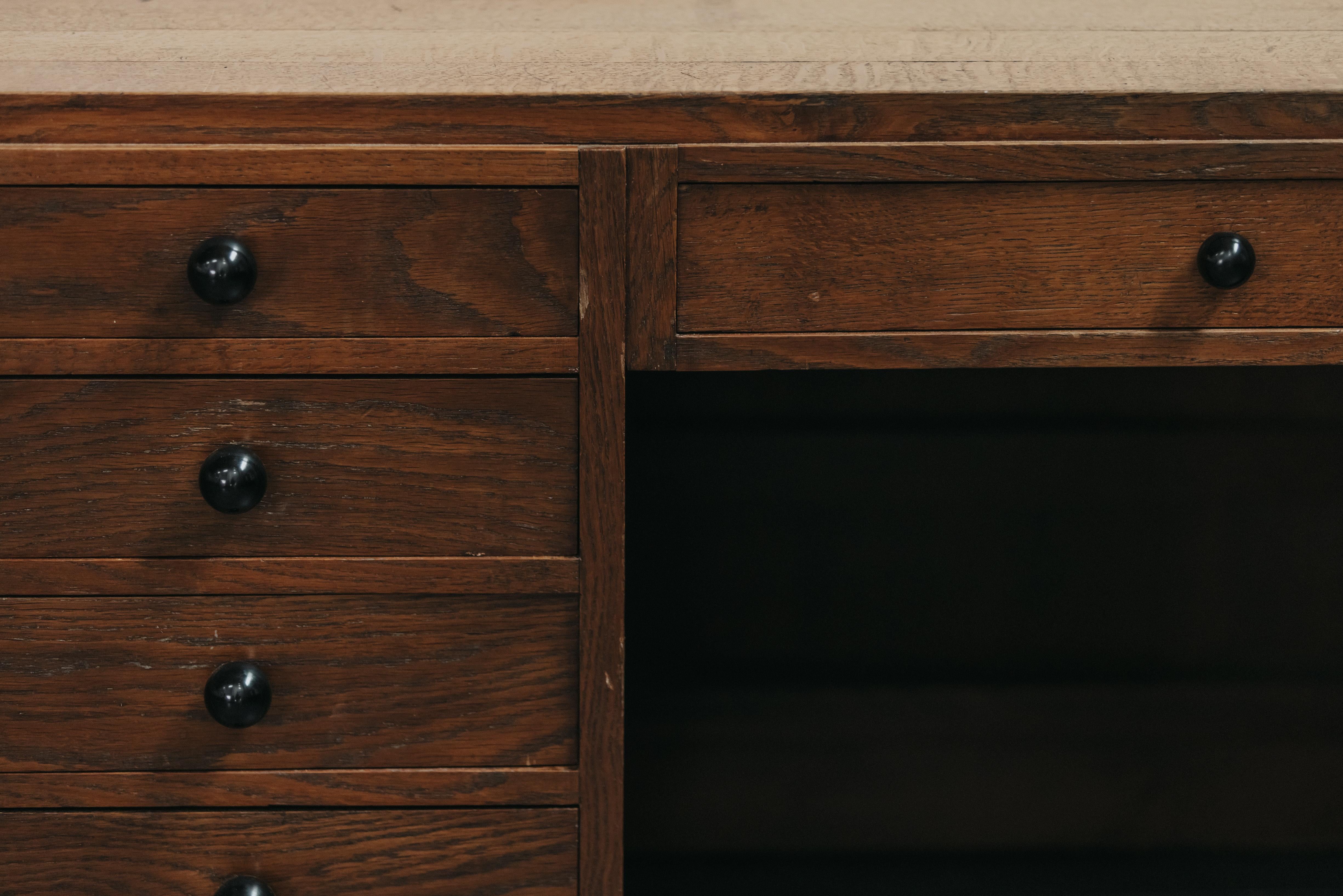 Bureau vintage en Oak de France, CIRCA 1960 Bon état - En vente à Nashville, TN