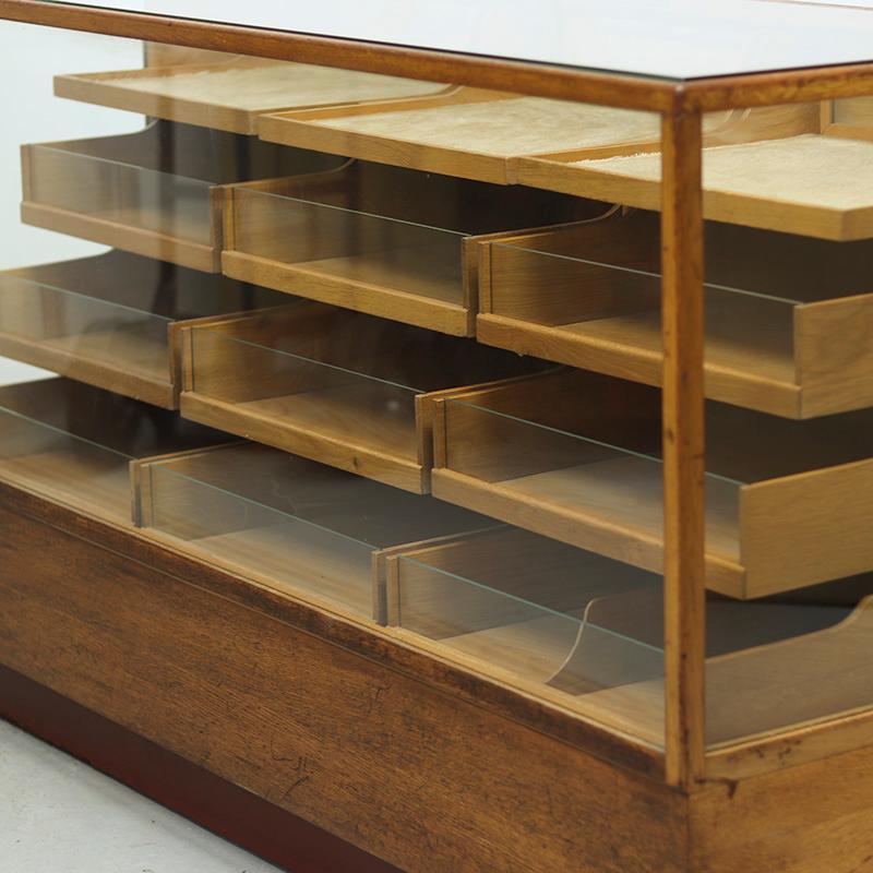 Vintage Oak Display Counter mit Schubladen im Angebot 3