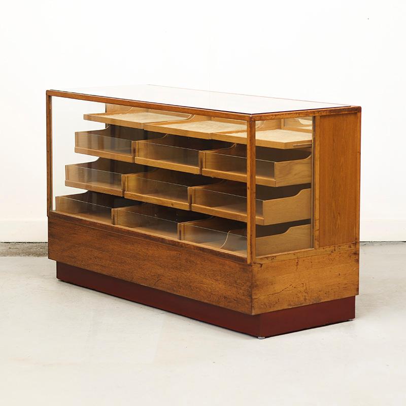 Vintage Oak Display Counter mit Schubladen im Zustand „Gut“ im Angebot in OOSTERHOUT, NL
