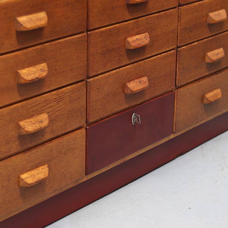 Vintage Oak Display Counter mit Schubladen (Glas) im Angebot