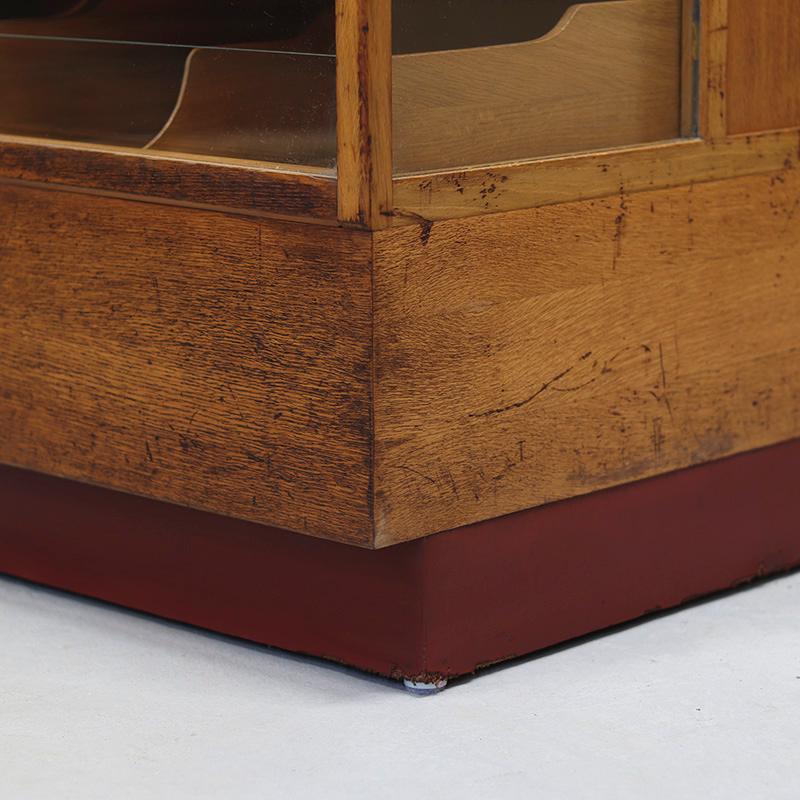 Vintage Oak Display Counter mit Schubladen im Angebot 1