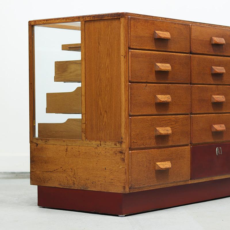 Vintage Oak Display Counter mit Schubladen im Angebot 2