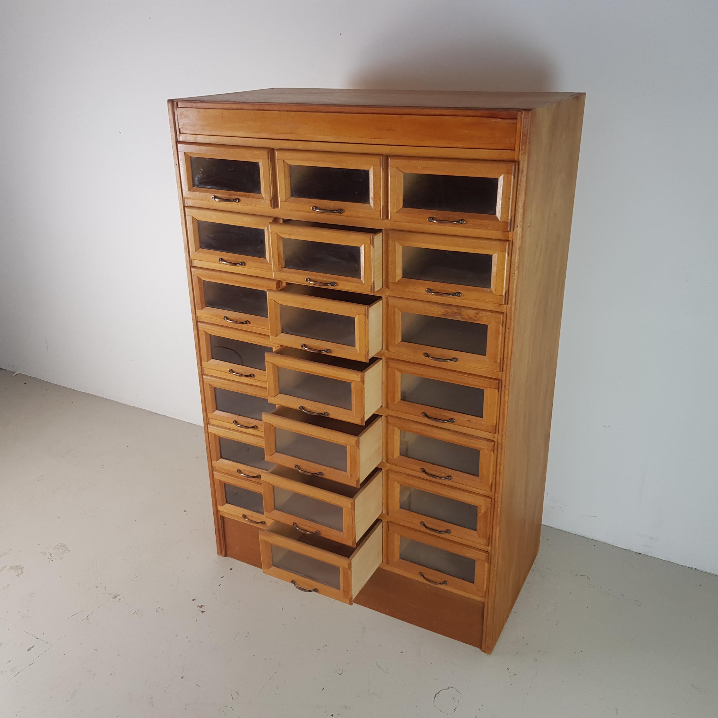 Vintage Oak Early 20th Century 21 Drawer Haberdashery Cabinet In Good Condition In Lewes, East Sussex