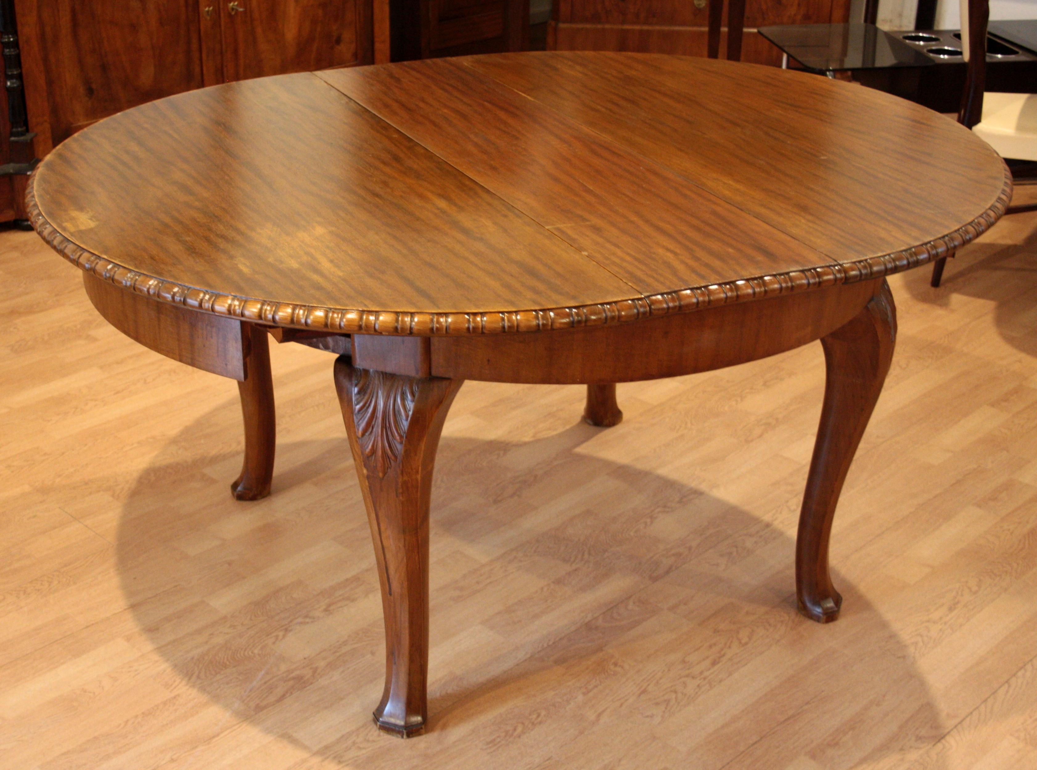 Neoclassical Revival Vintage Oak Extendable Solid Table Classical Italian Quality 160 x 130 cm opened For Sale