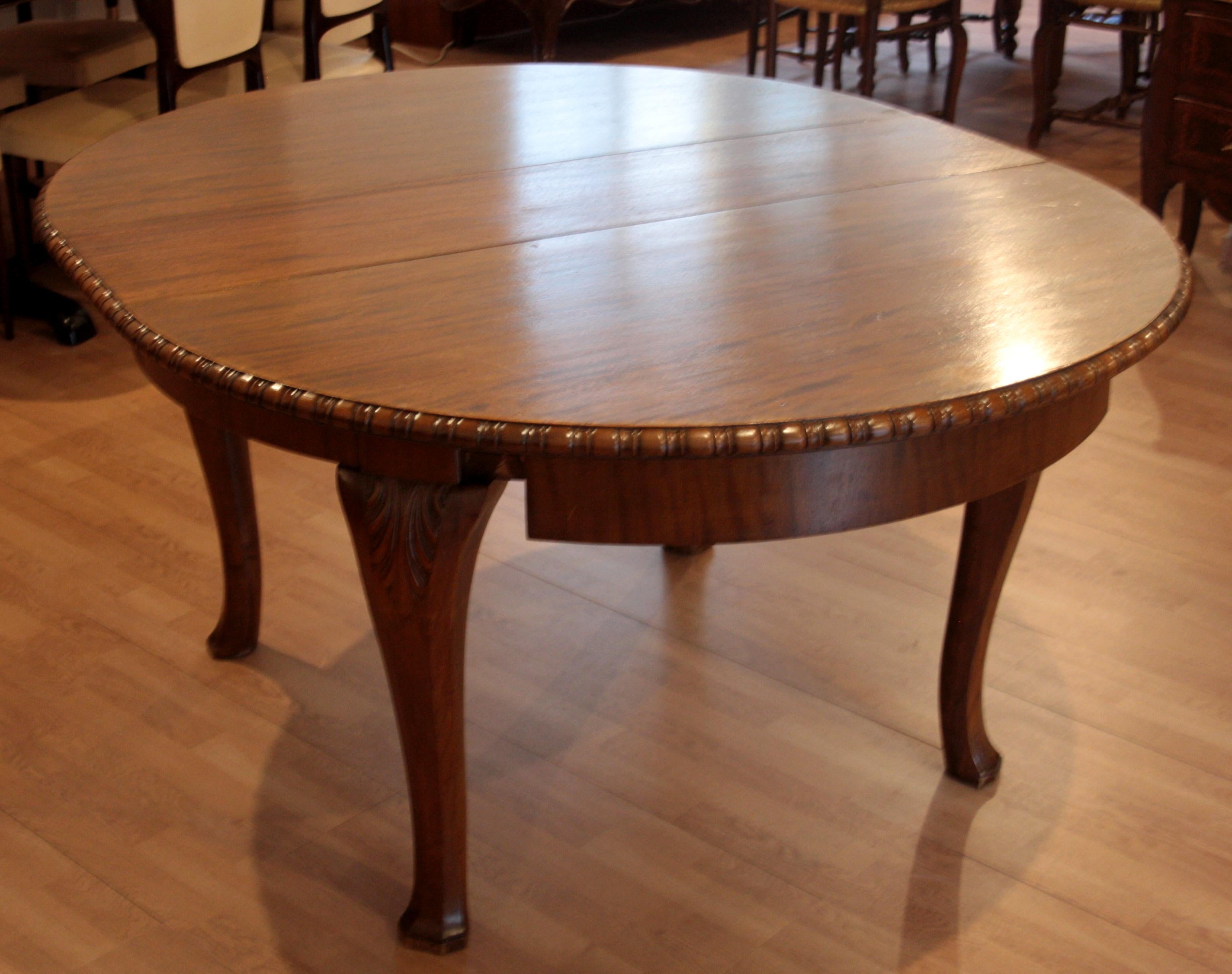 Carved Vintage Oak Extendable Solid Table Classical Italian Quality 160 x 130 cm opened For Sale