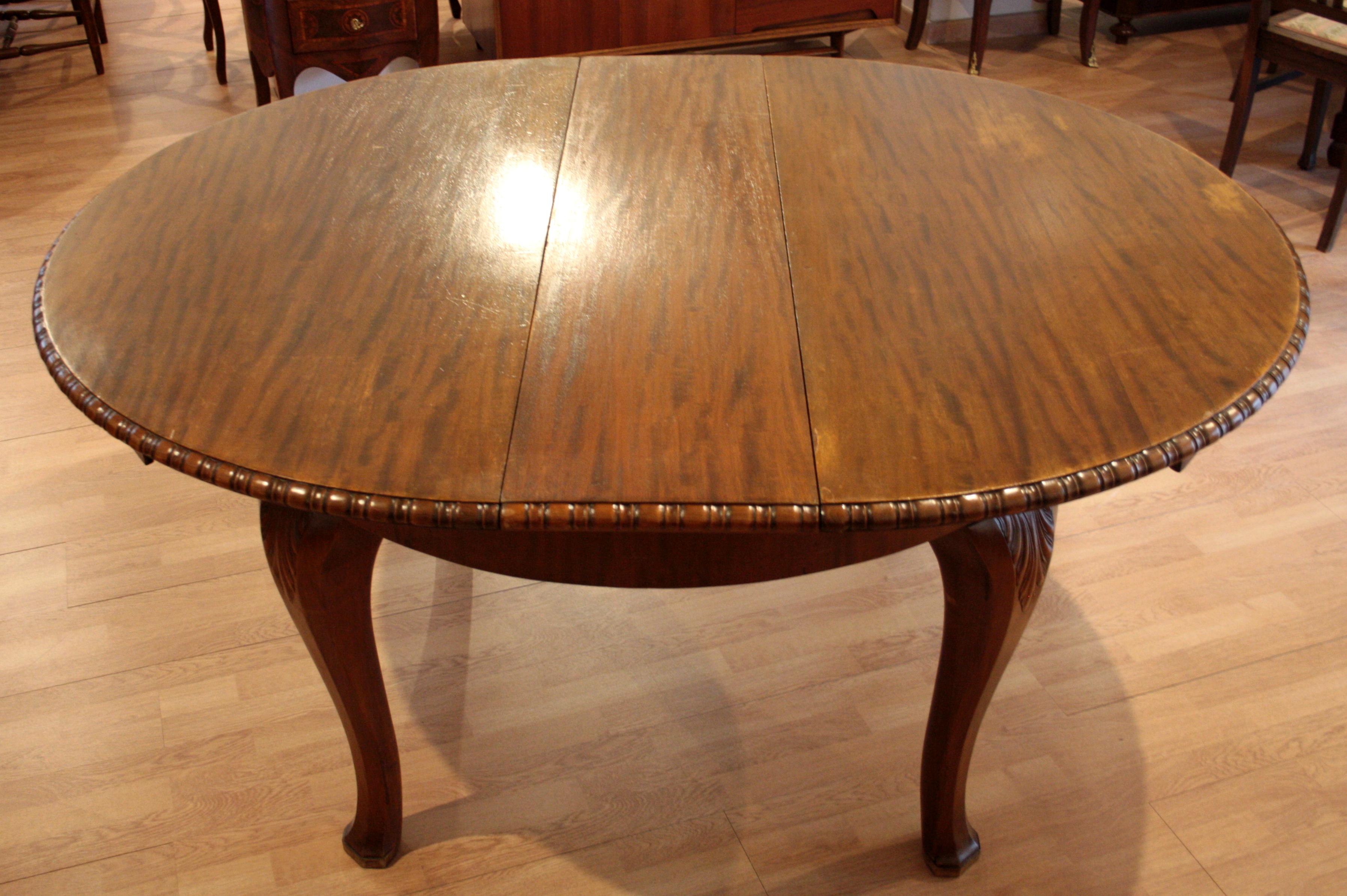20th Century Vintage Oak Extendable Solid Table Classical Italian Quality 160 x 130 cm opened For Sale