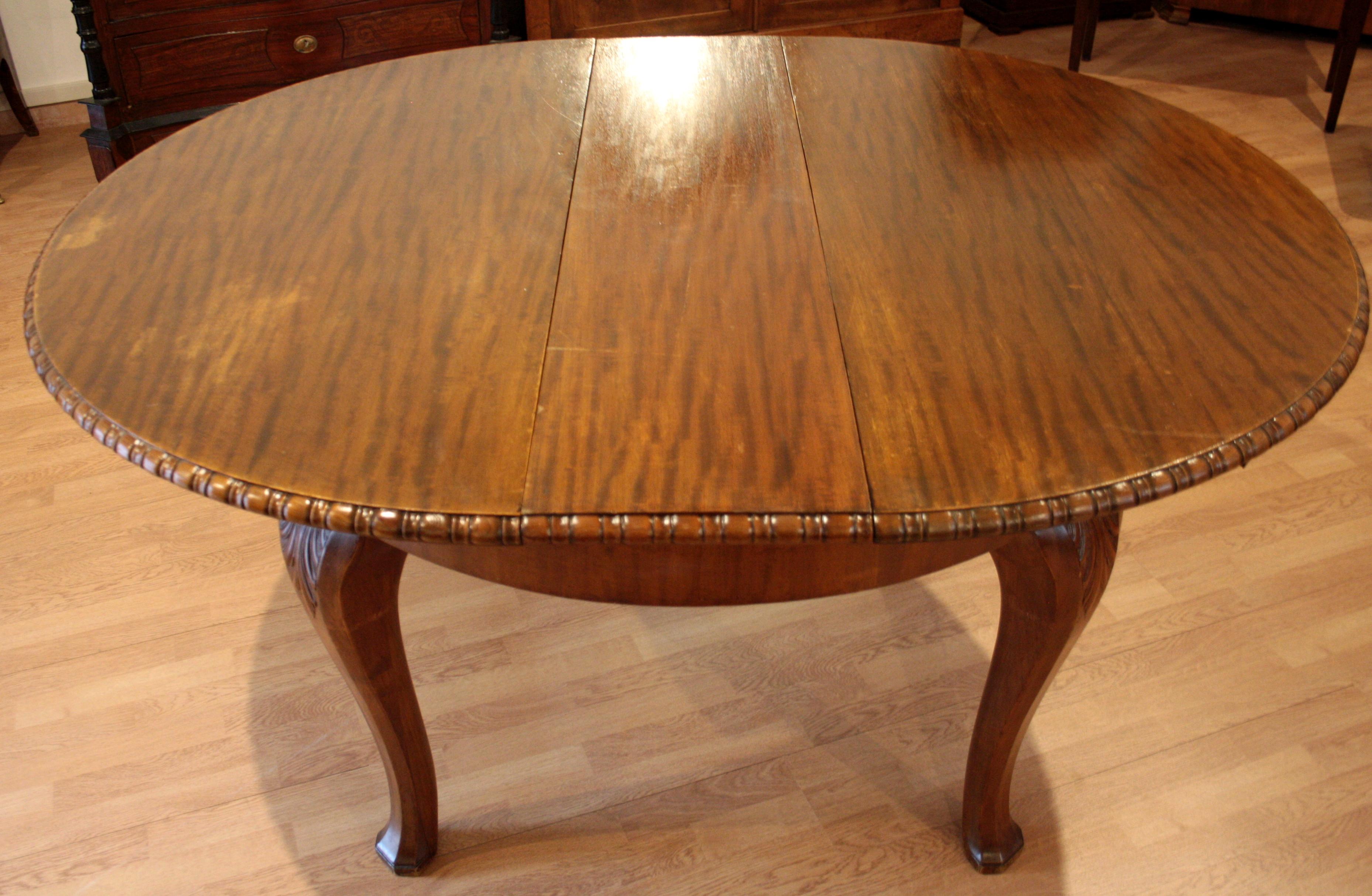 Vintage Oak Extendable Solid Table Classical Italian Quality 160 x 130 cm opened For Sale 2