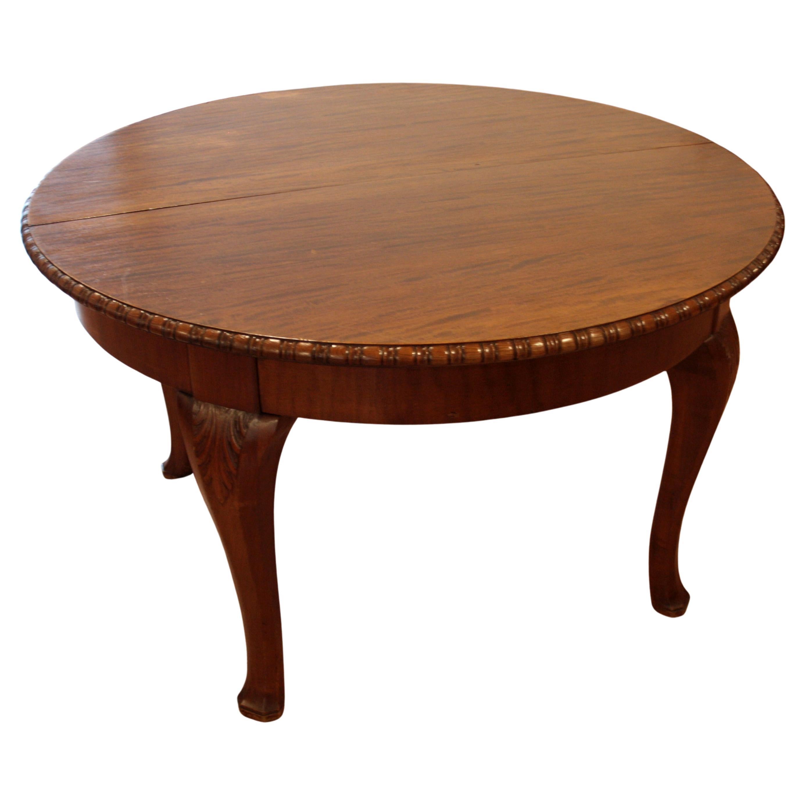 Vintage Oak Extendable Solid Table Classical Italian Quality 160 x 130 cm opened For Sale
