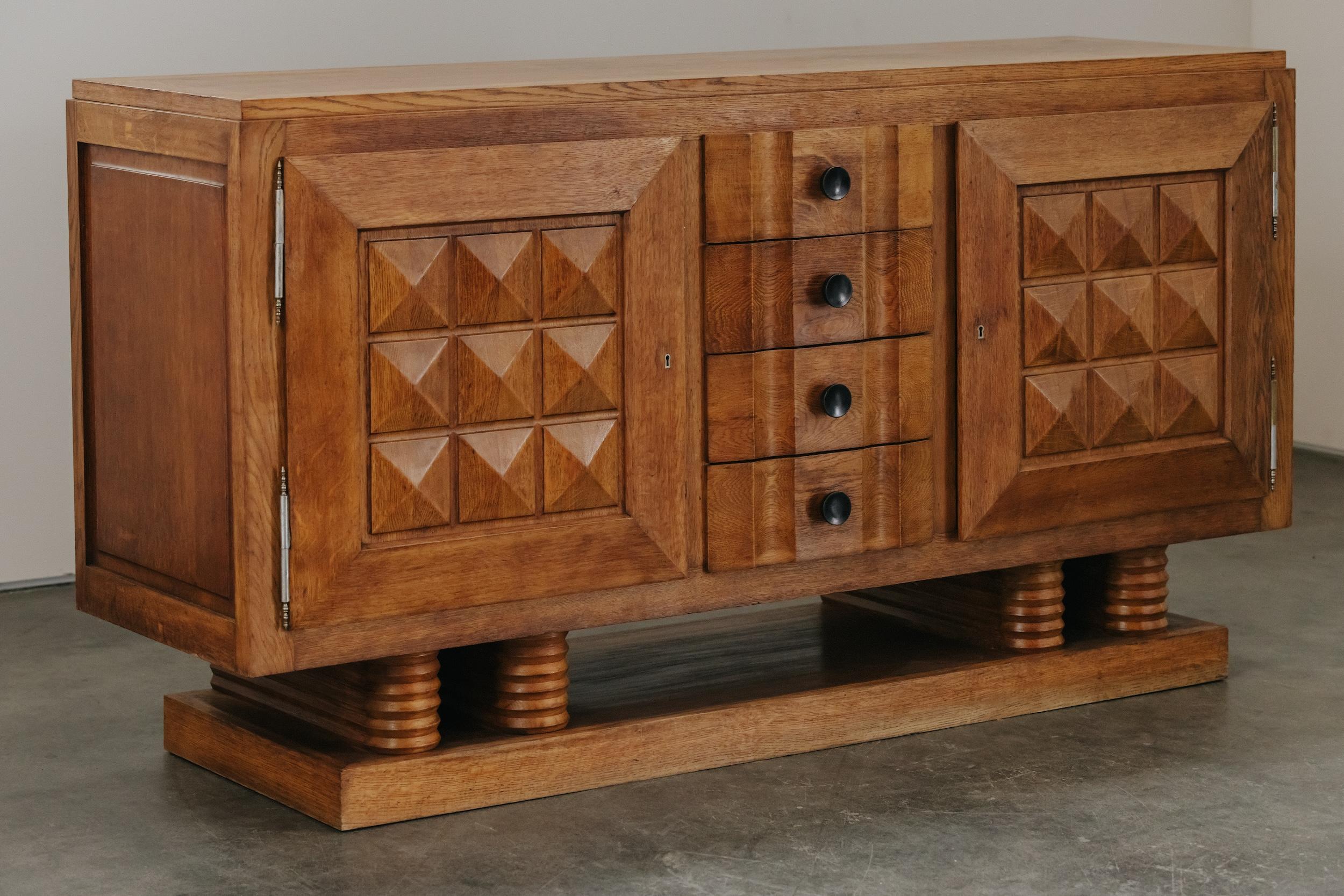Buffet en chêne vintage Gaston Poisson de France, Circa 1950.  Modèle rare avec une construction en chêne massif.  Légère usure et utilisation.