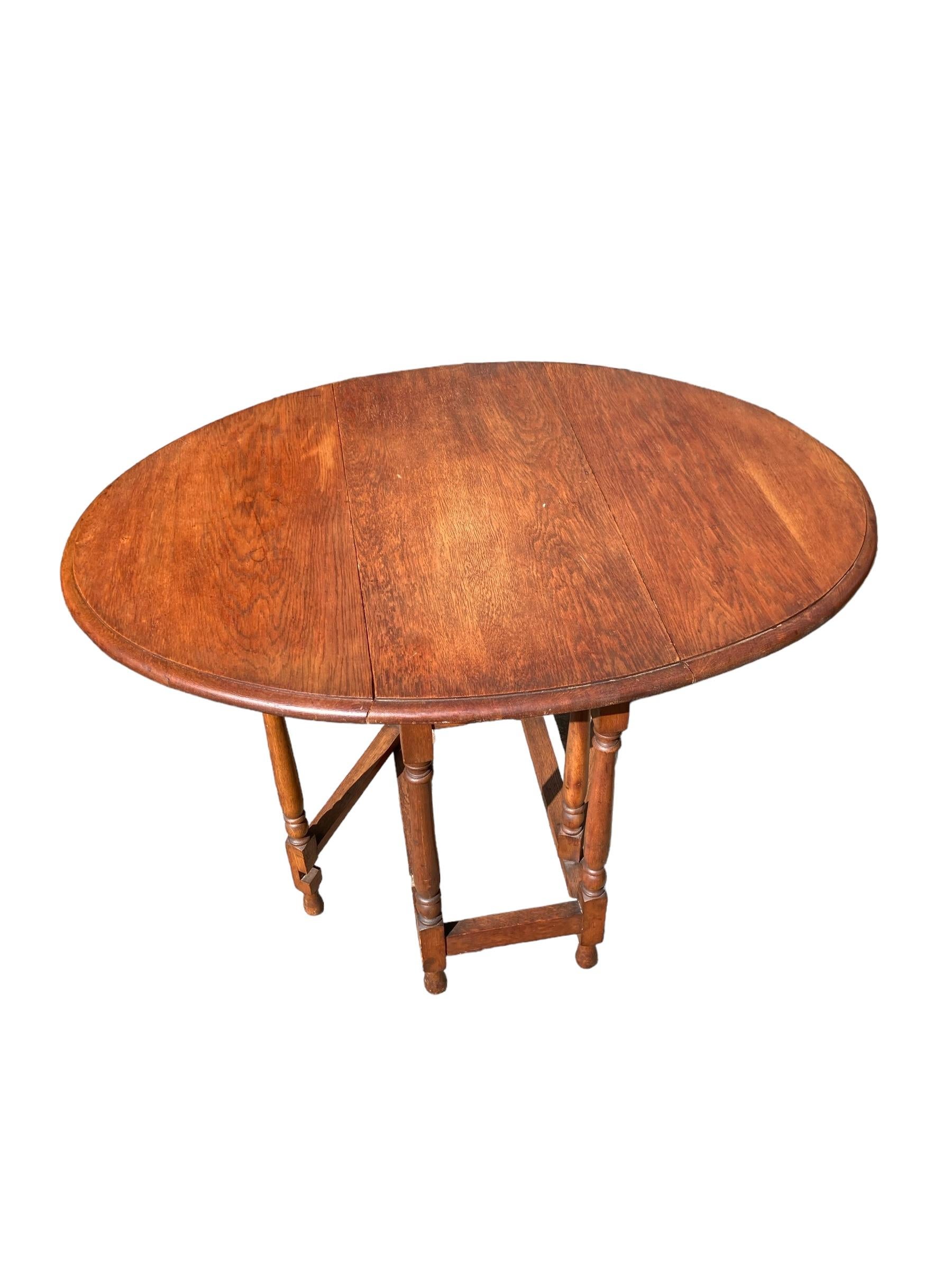 Table à feuilles tombantes en chêne vintage, pieds pivotants, belle couleur et grain du bois. Style pliable pratique pour les petites surfaces.

Qu'il s'agisse d'antiquités, d'art déco, de milieu de siècle ou de fin de siècle, nous choisissons des