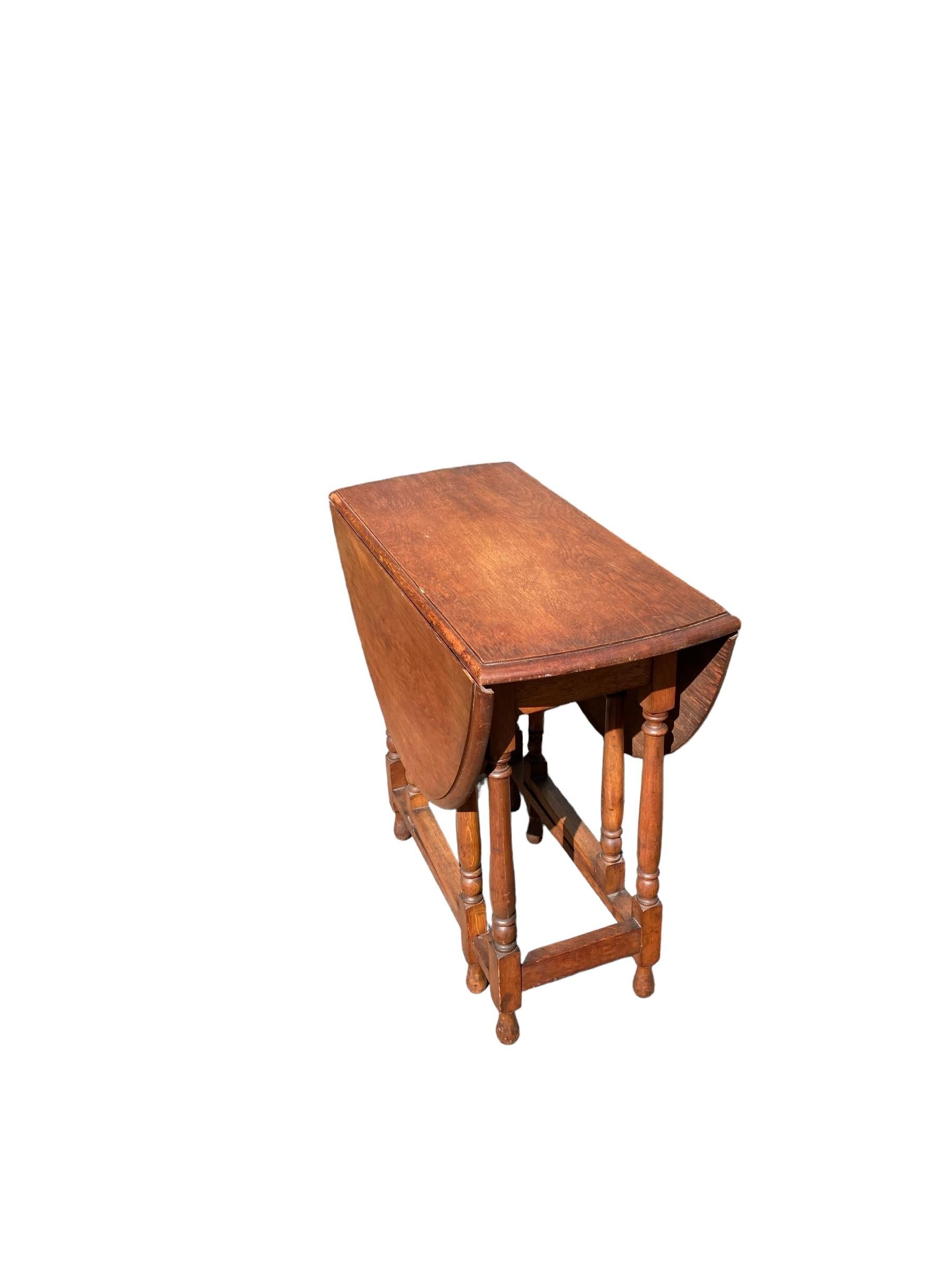Vintage Oak Gate Leg, drop leaf table In Good Condition For Sale In Bishop's Stortford, GB