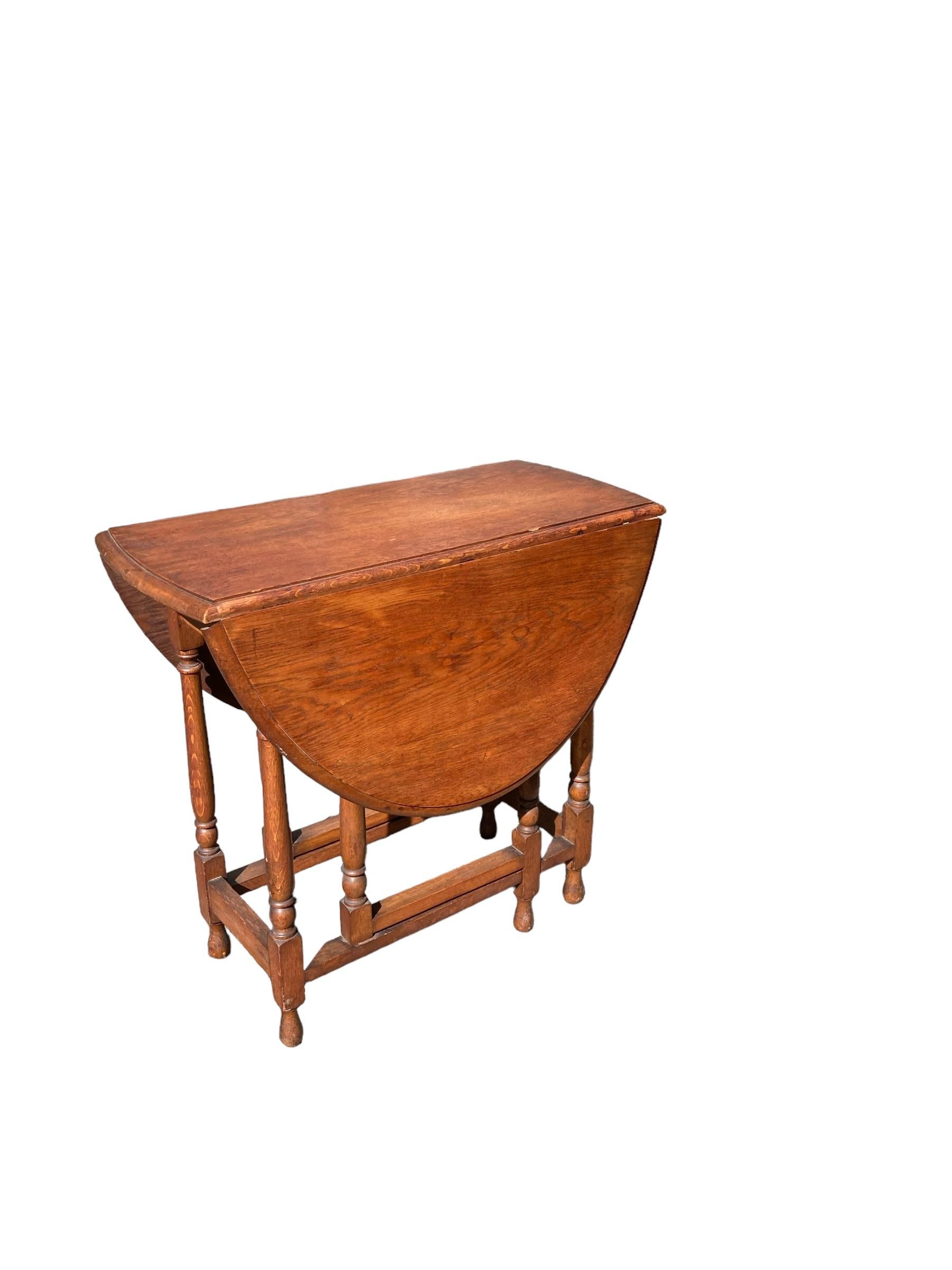 Vintage Oak Gate Leg, drop leaf table For Sale 1
