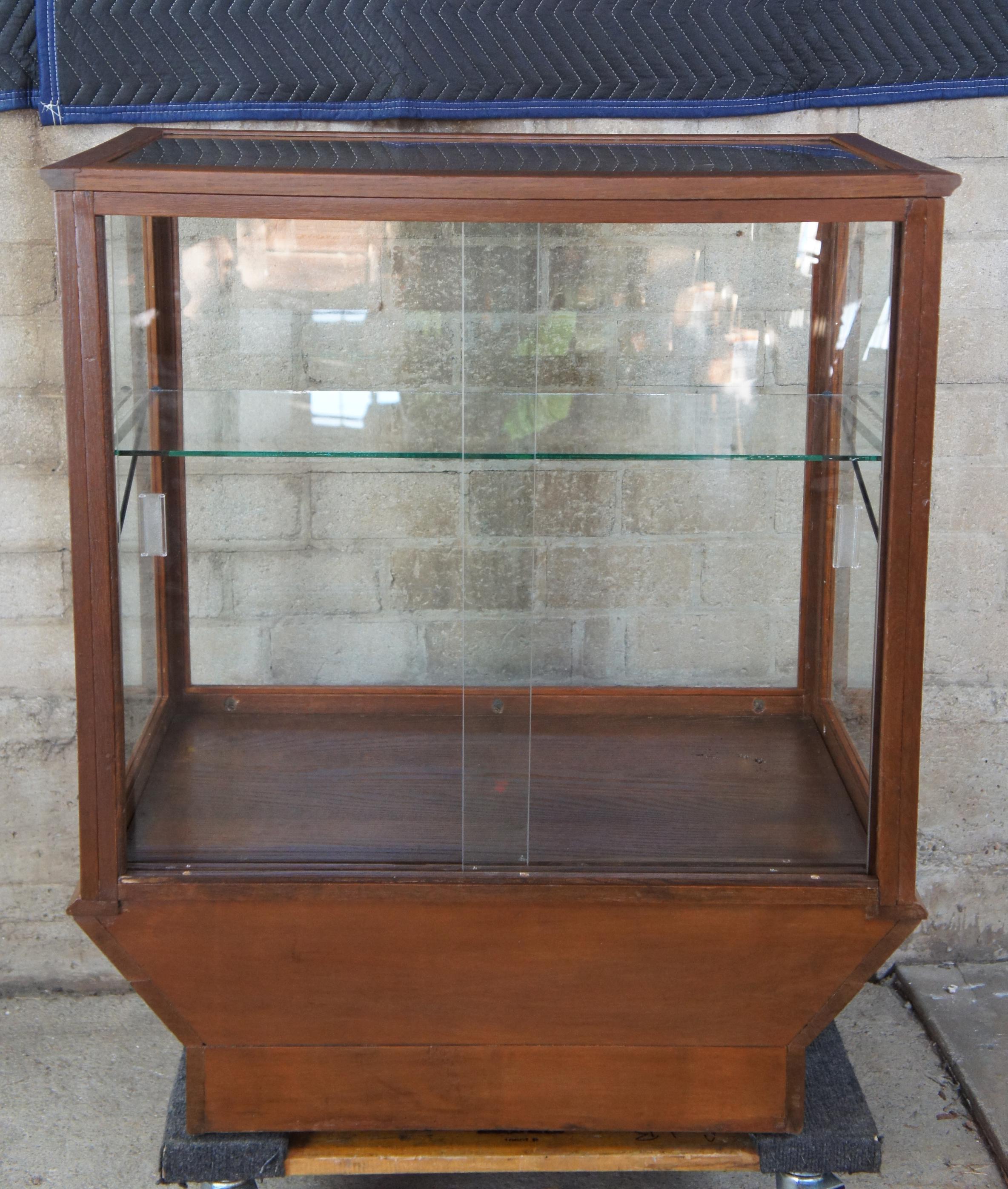 Vintage Oak General Store Country Mercantile Curio Display Case Cabinet Showcase In Good Condition In Dayton, OH