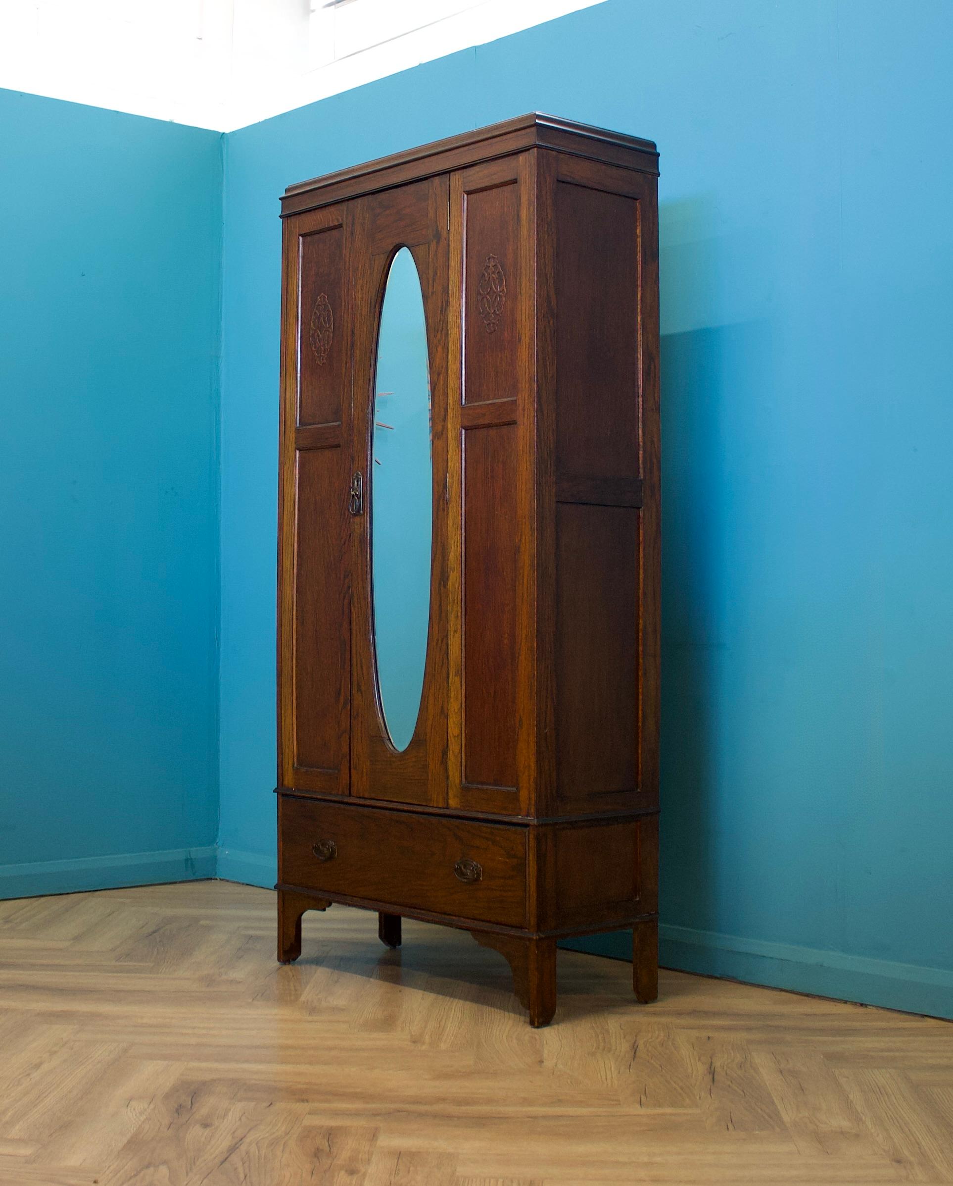 This beautiful quality oak hall robe/cupboard or wardrobe, circa 1910s, features a clothes rail and coat hooks inside.  There’s also a drawer for additional storage.