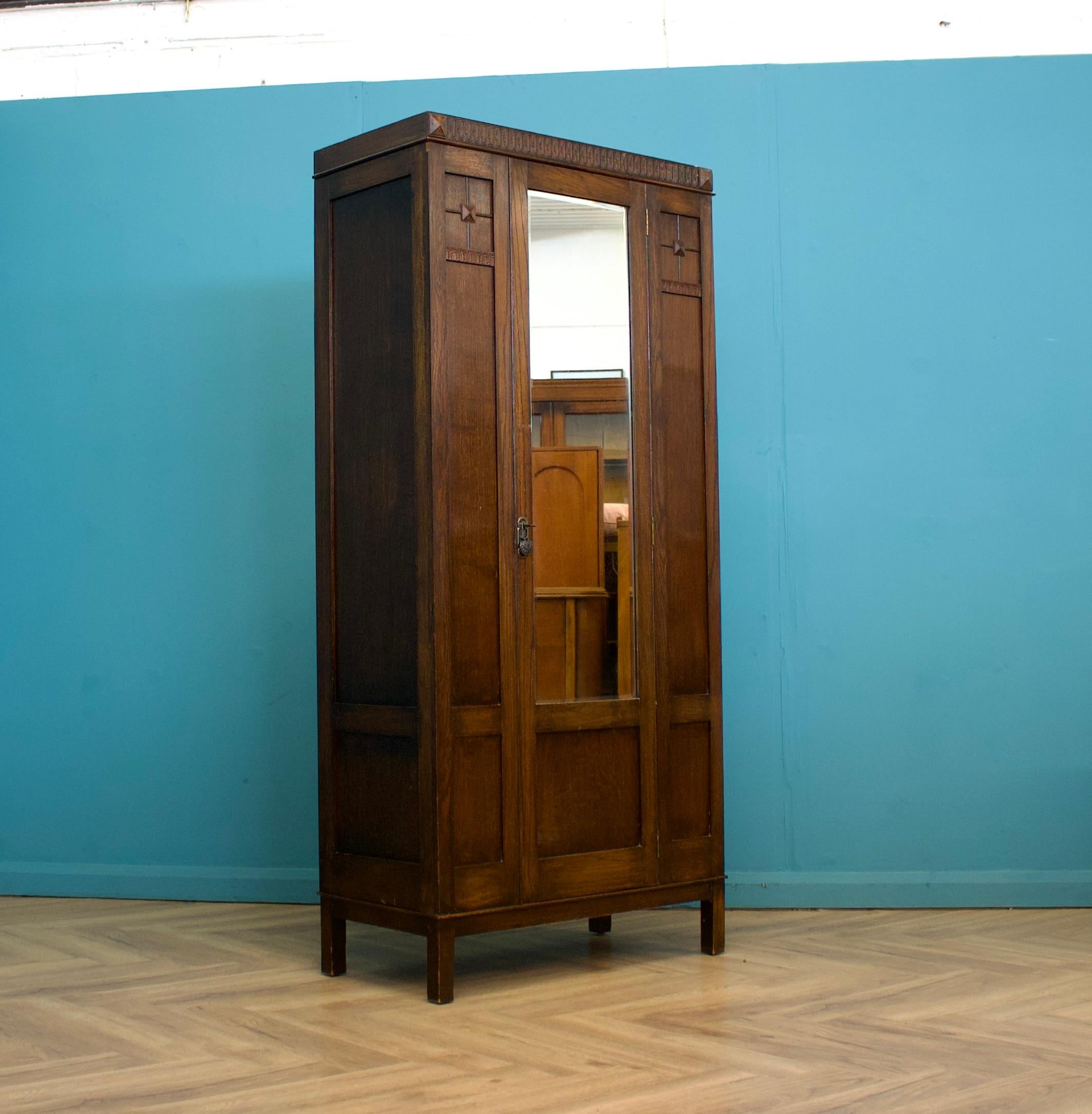 Eine schöne Qualität Eiche Halle Robe / Schrank oder Kleiderschrank - circa 1920's

Im Inneren des Schranks befindet sich eine Kleiderstange