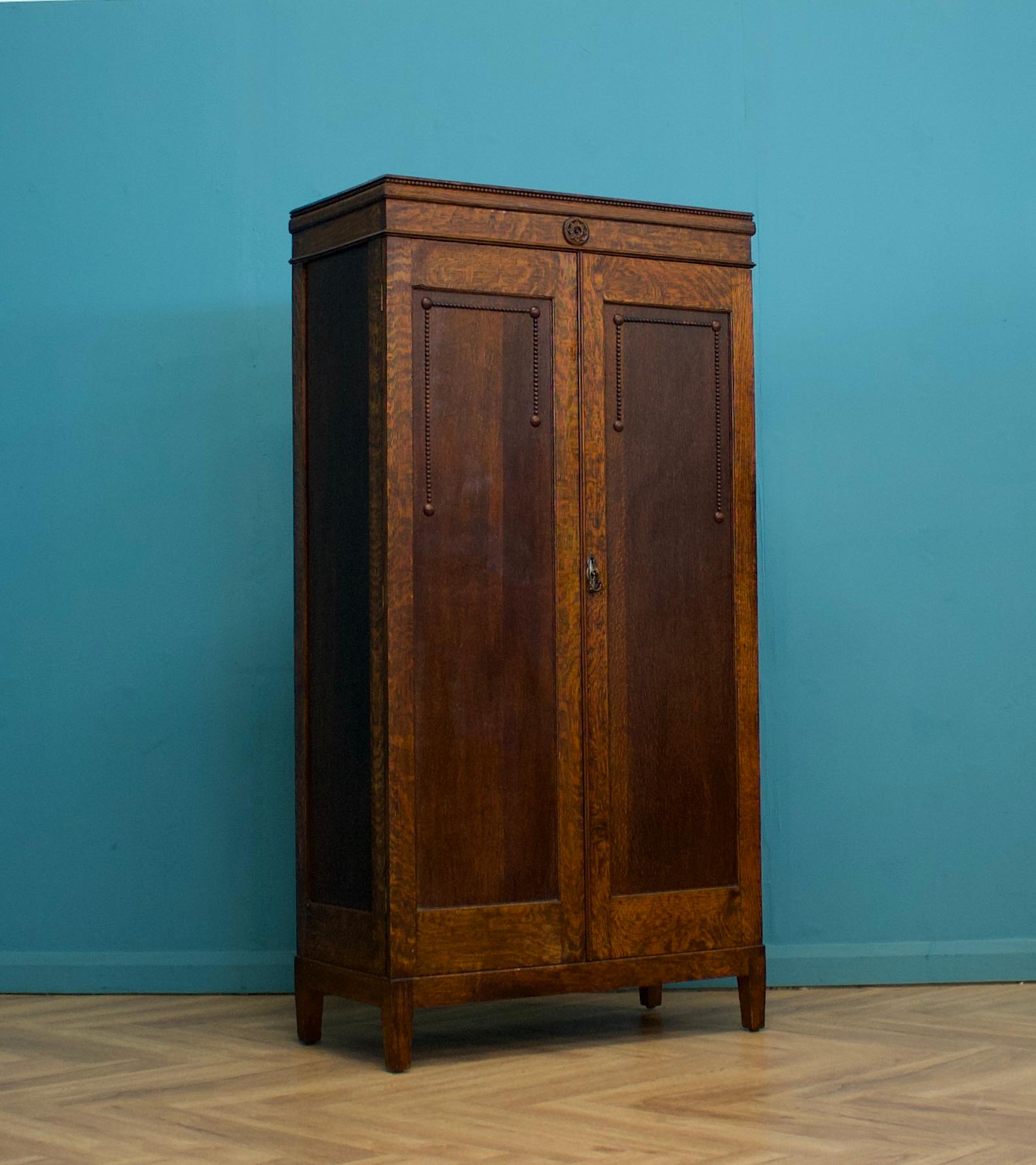 Eine schöne Qualität Eiche Halle Robe / Schrank oder Kleiderschrank - circa 1920's

Im Inneren des Schranks befinden sich zwei Kleiderstangen und Kleiderhaken