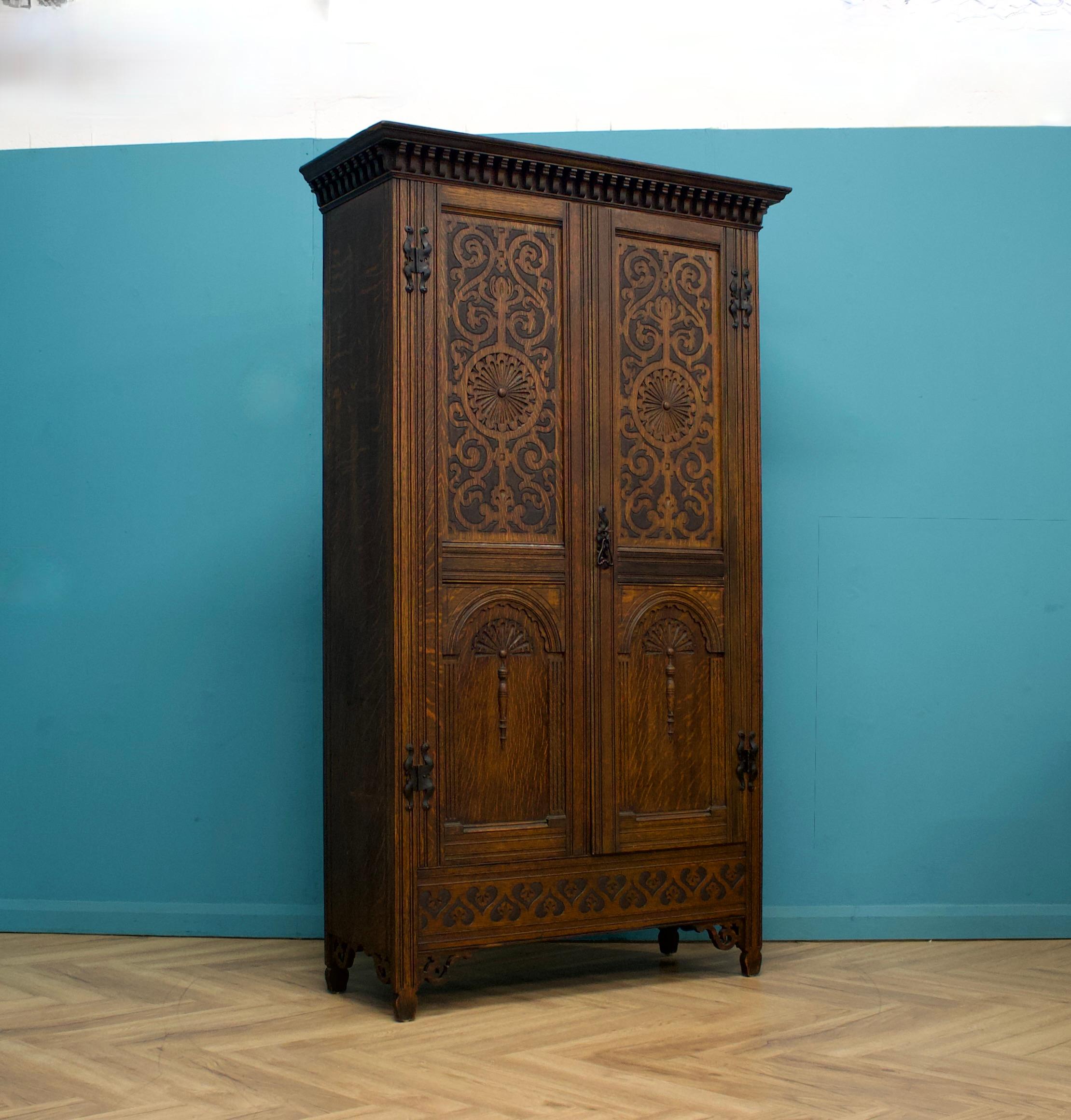 Eine schöne Qualität Eiche Halle Robe / Schrank oder Kleiderschrank  - circa 1920er Jahre
 
Im Inneren des Schranks befinden sich Kleiderhaken, eine Kleiderstange und ein Regal.