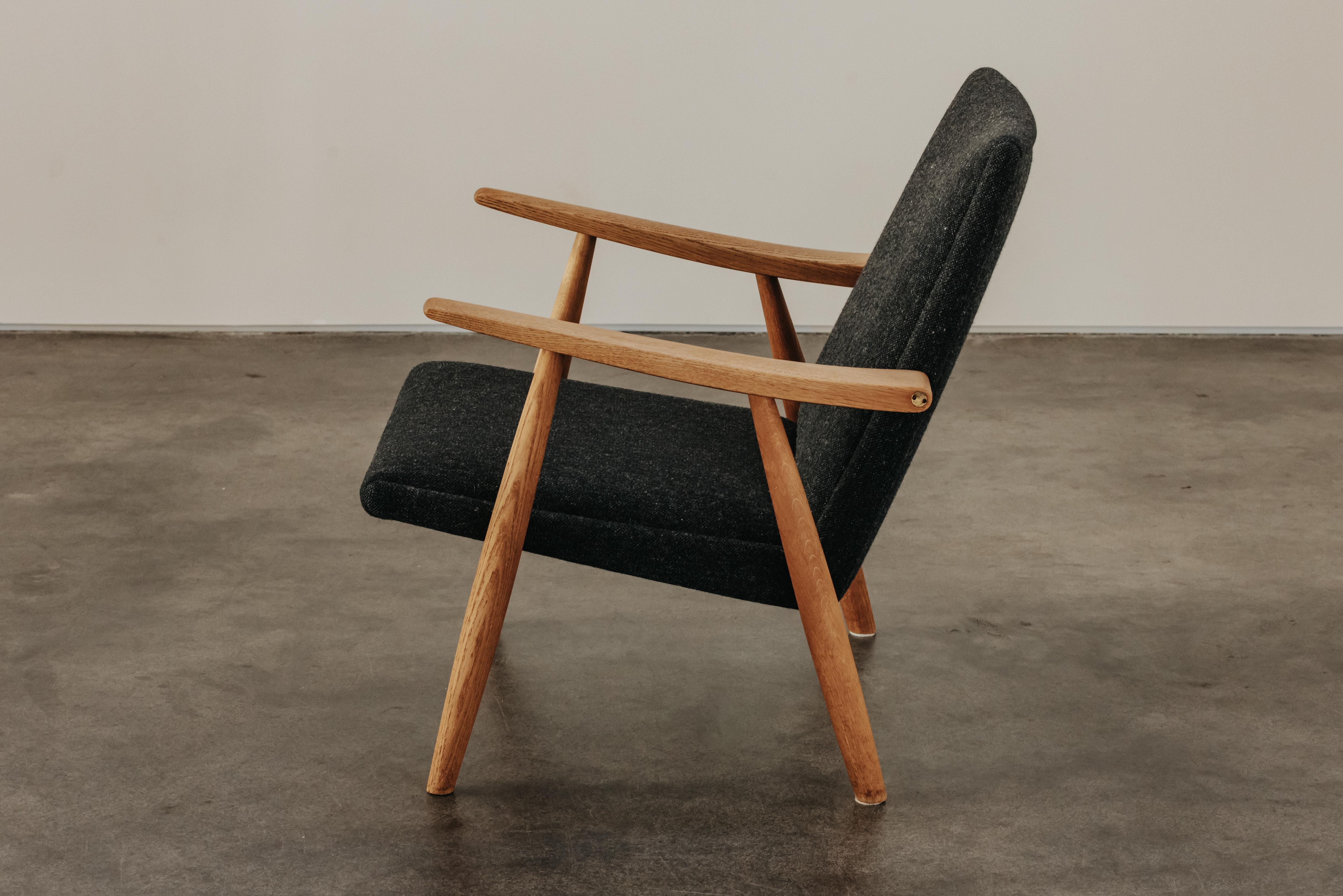 Vintage Oak Hans Wegner Lounge Chair, Model 260, from Denmark, circa 1960 For Sale 2