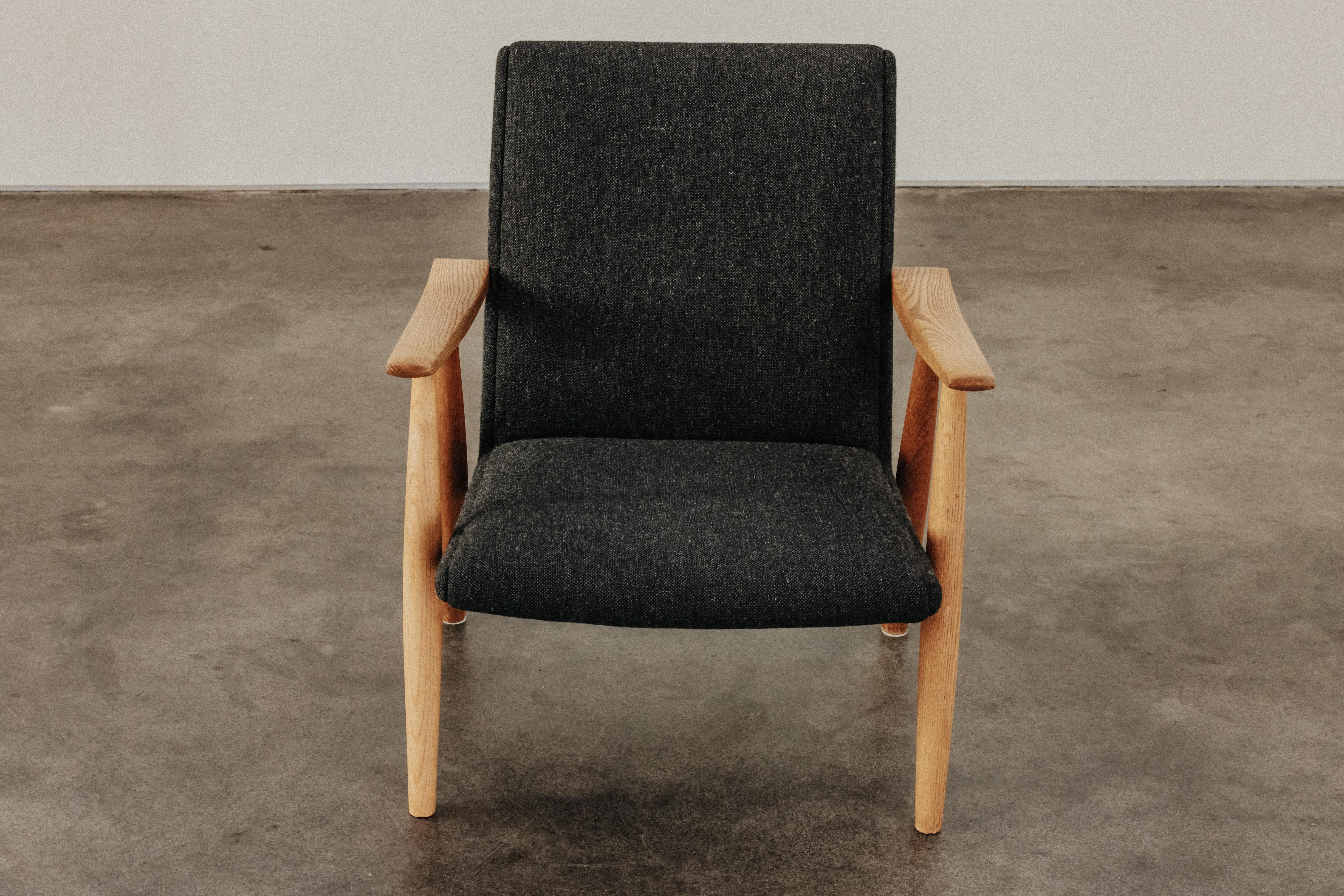 Vintage Oak Hans Wegner Lounge Chair, Model 260, from Denmark, circa 1960 For Sale 4