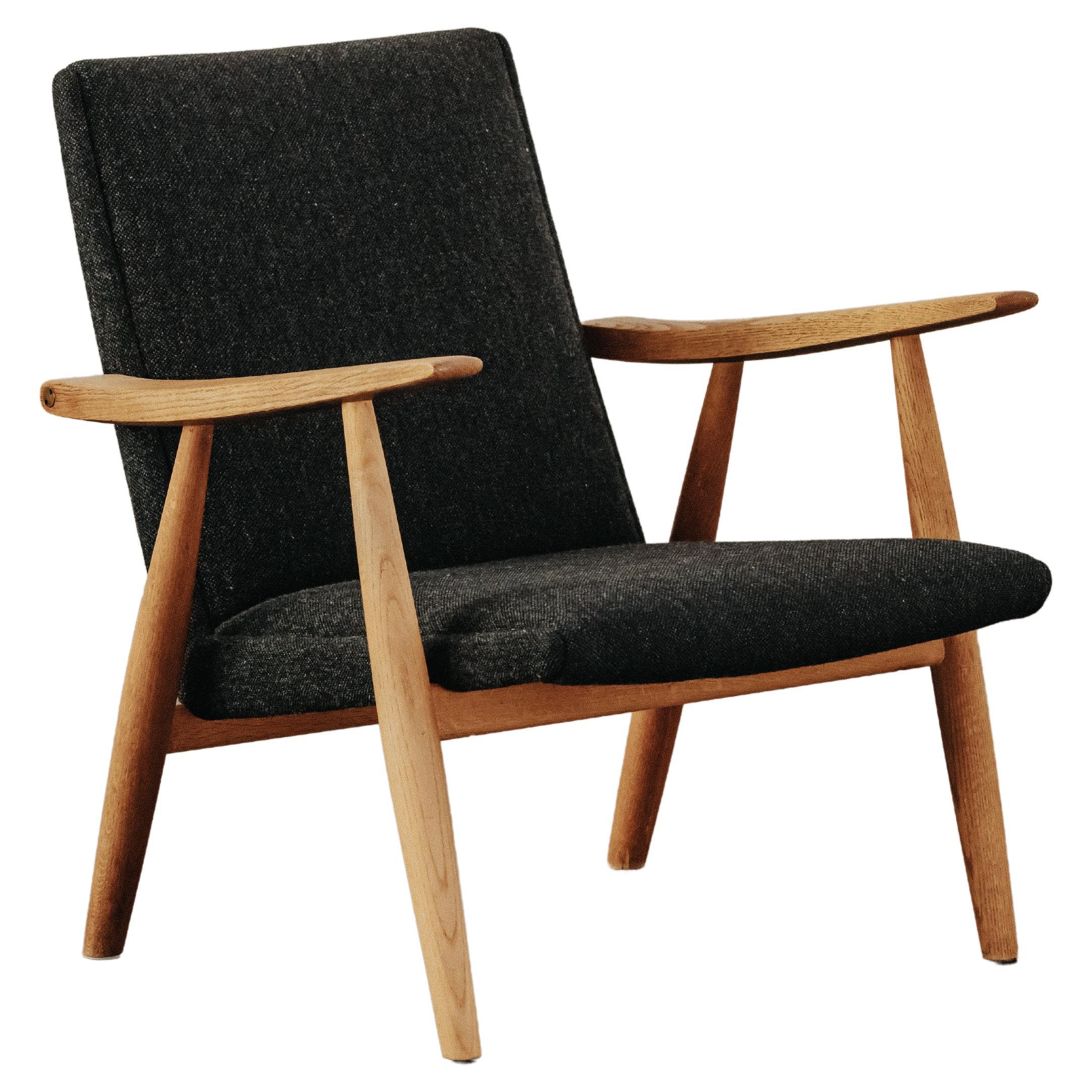 Vintage Oak Hans Wegner Lounge Chair, Model 260, from Denmark, circa 1960 For Sale
