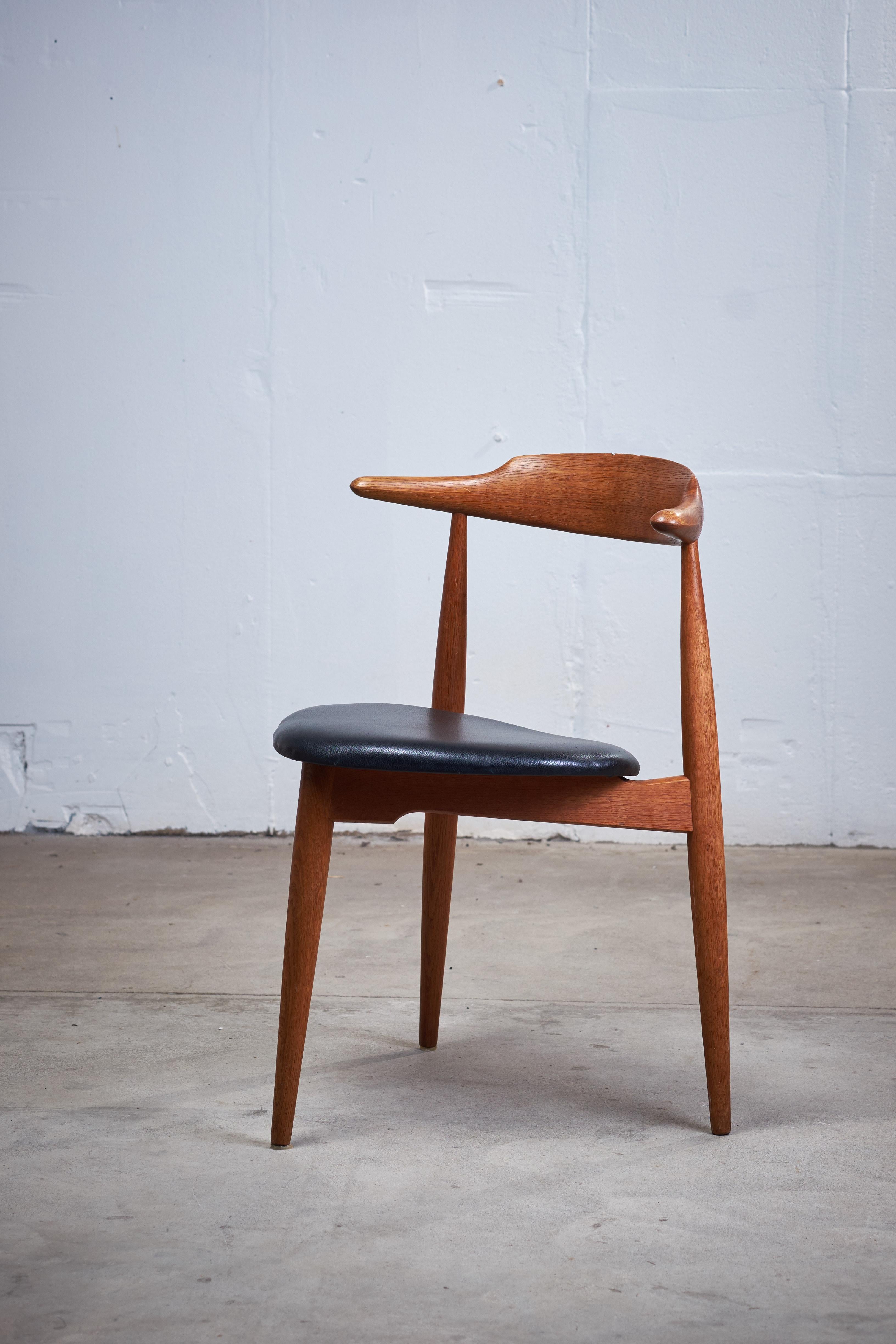 Stunning 'Heart chair' in oak by one of our biggest Danish designers, Hans J. Wegner, designed for Fritz Hansen.
This is sure one of the midcentury classics and a chair you can fit in every room, it is not at all hard to find space for this beauty.