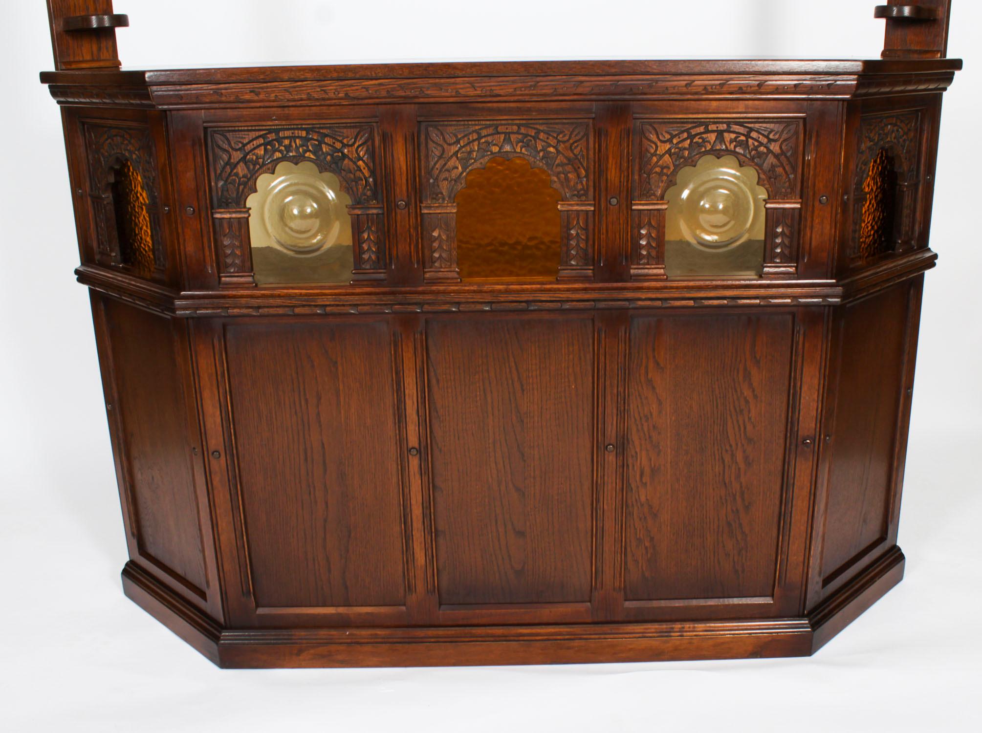 Bar à cocktails vintage en Oak Jacobean Revive avec accessoires 20ème siècle en vente 4