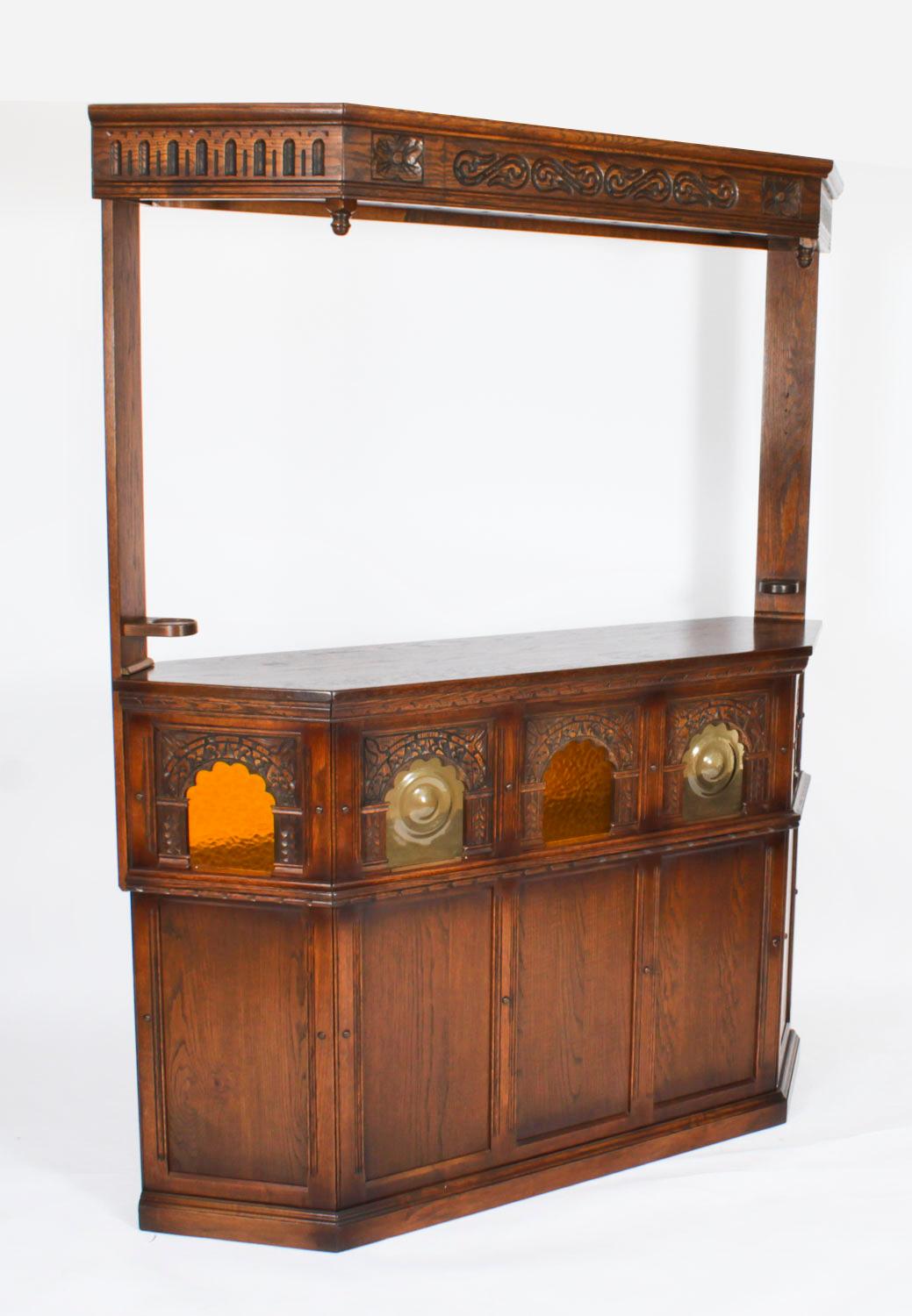 Bar à cocktails vintage en Oak Jacobean Revive avec accessoires 20ème siècle Bon état - En vente à London, GB