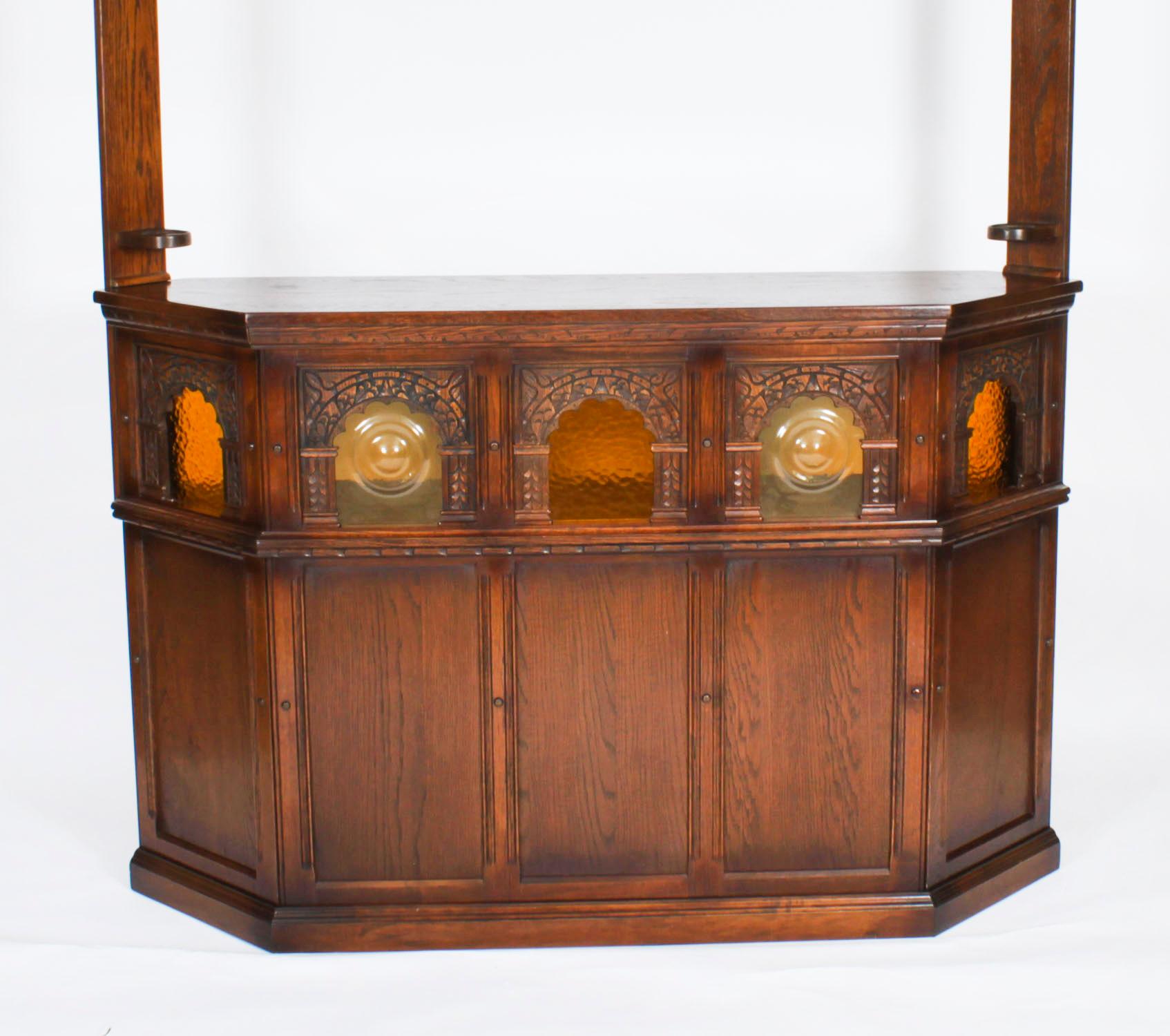 20ième siècle Bar à cocktails vintage en Oak Jacobean Revive avec accessoires 20ème siècle en vente