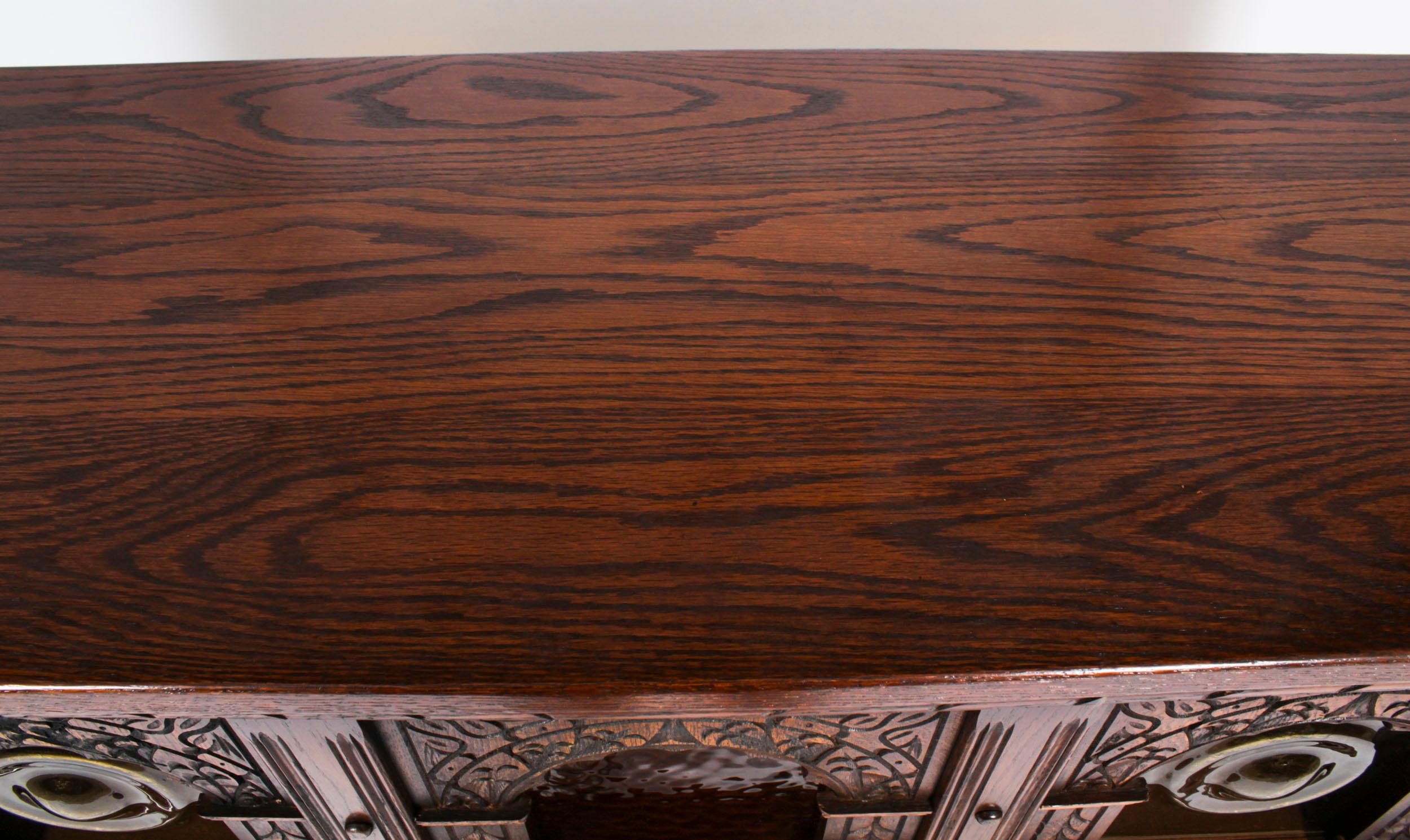 Chêne Bar à cocktails vintage en Oak Jacobean Revive avec accessoires 20ème siècle en vente