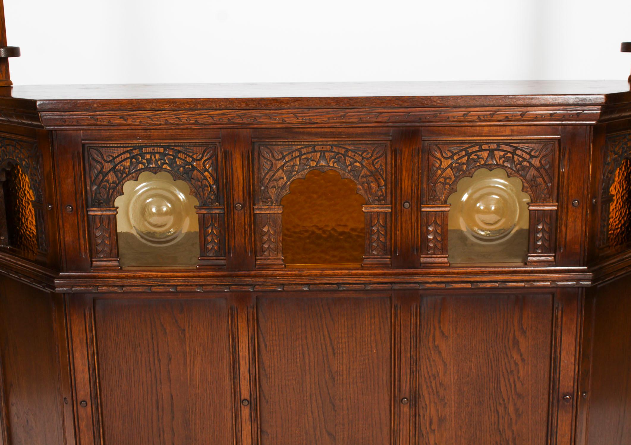 Bar à cocktails vintage en Oak Jacobean Revive avec accessoires 20ème siècle en vente 2