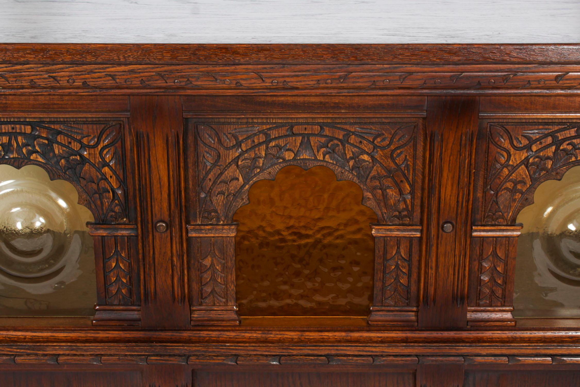 Bar à cocktails vintage en Oak Jacobean Revive avec accessoires 20ème siècle en vente 3