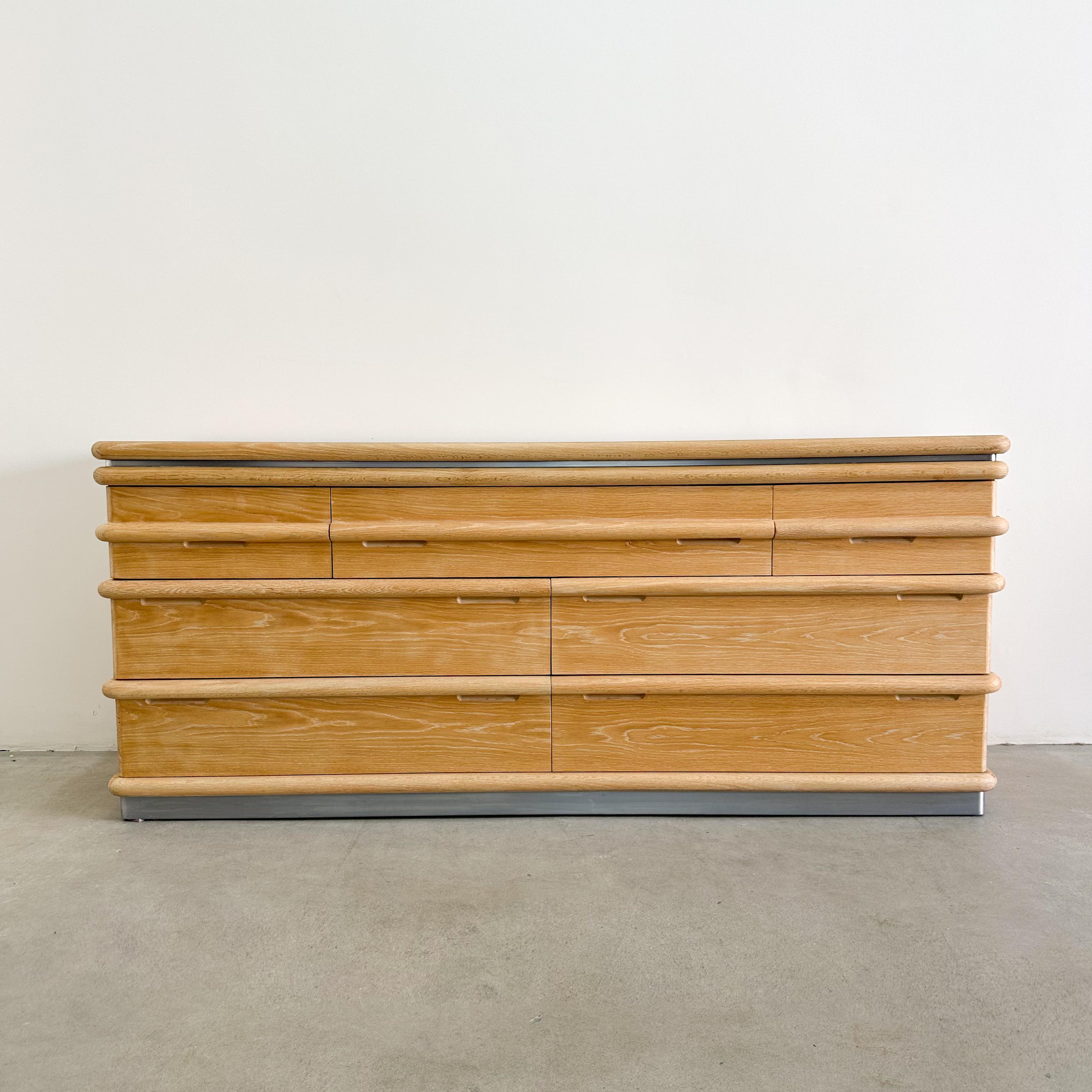 Vintage Oak Jay Spectre Cómoda 7 Cajones Postmoderna MCM Retro Burlwood 70s 80s Posmoderno en venta