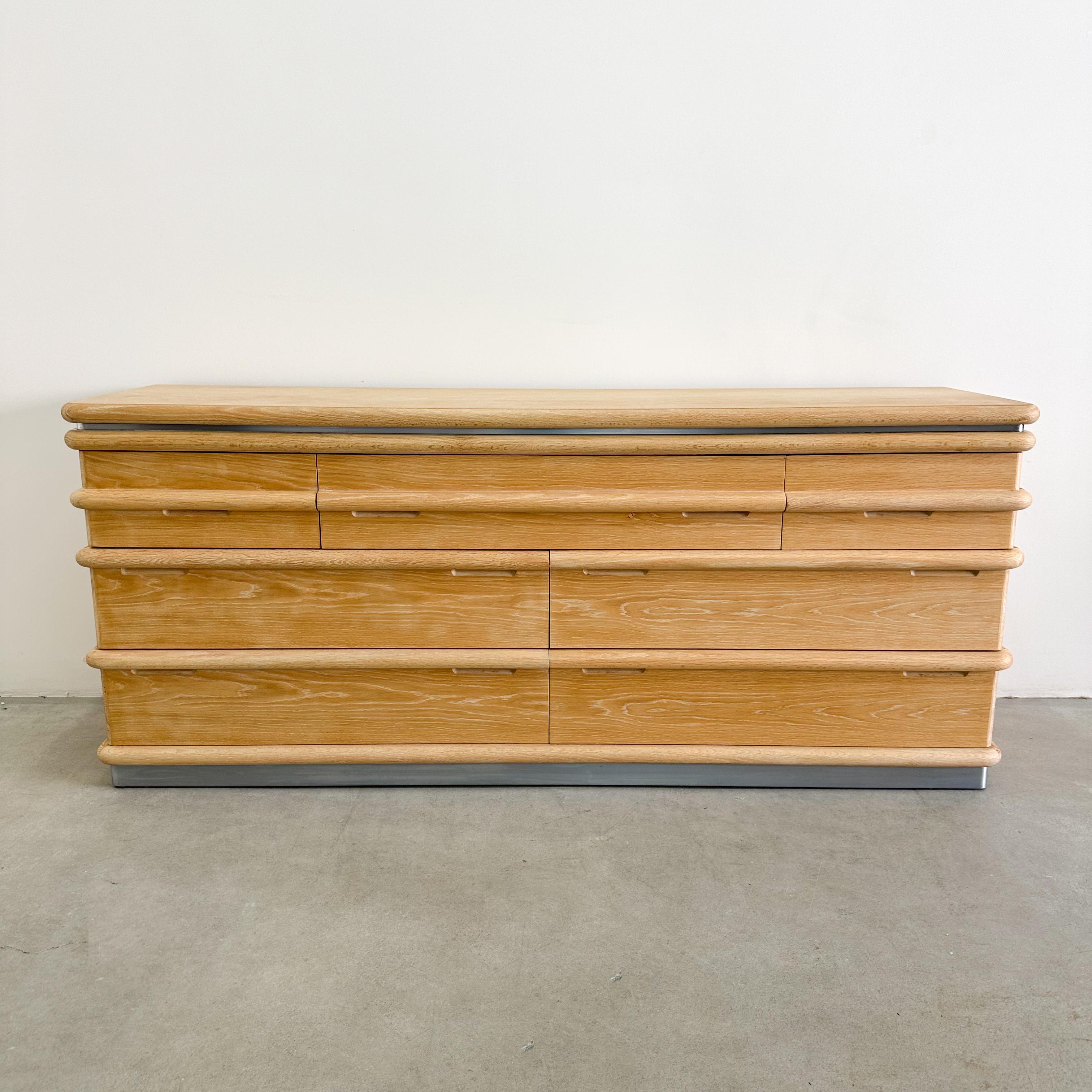 Vintage Oak Jay Spectre Cómoda 7 Cajones Postmoderna MCM Retro Burlwood 70s 80s Estadounidense en venta