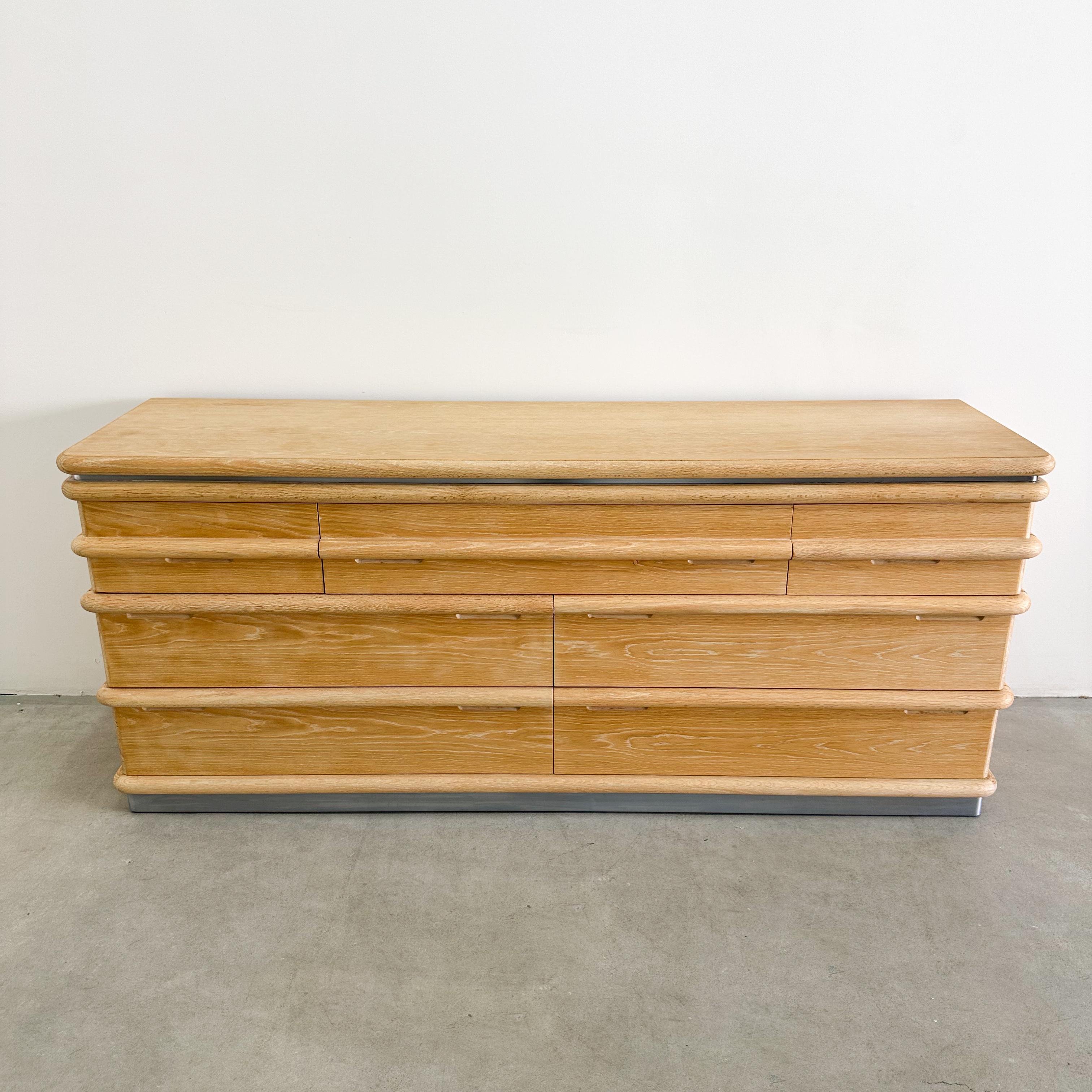 Vintage Oak Jay Spectre Cómoda 7 Cajones Postmoderna MCM Retro Burlwood 70s 80s en Bueno estado para la venta en Palm Desert, CA
