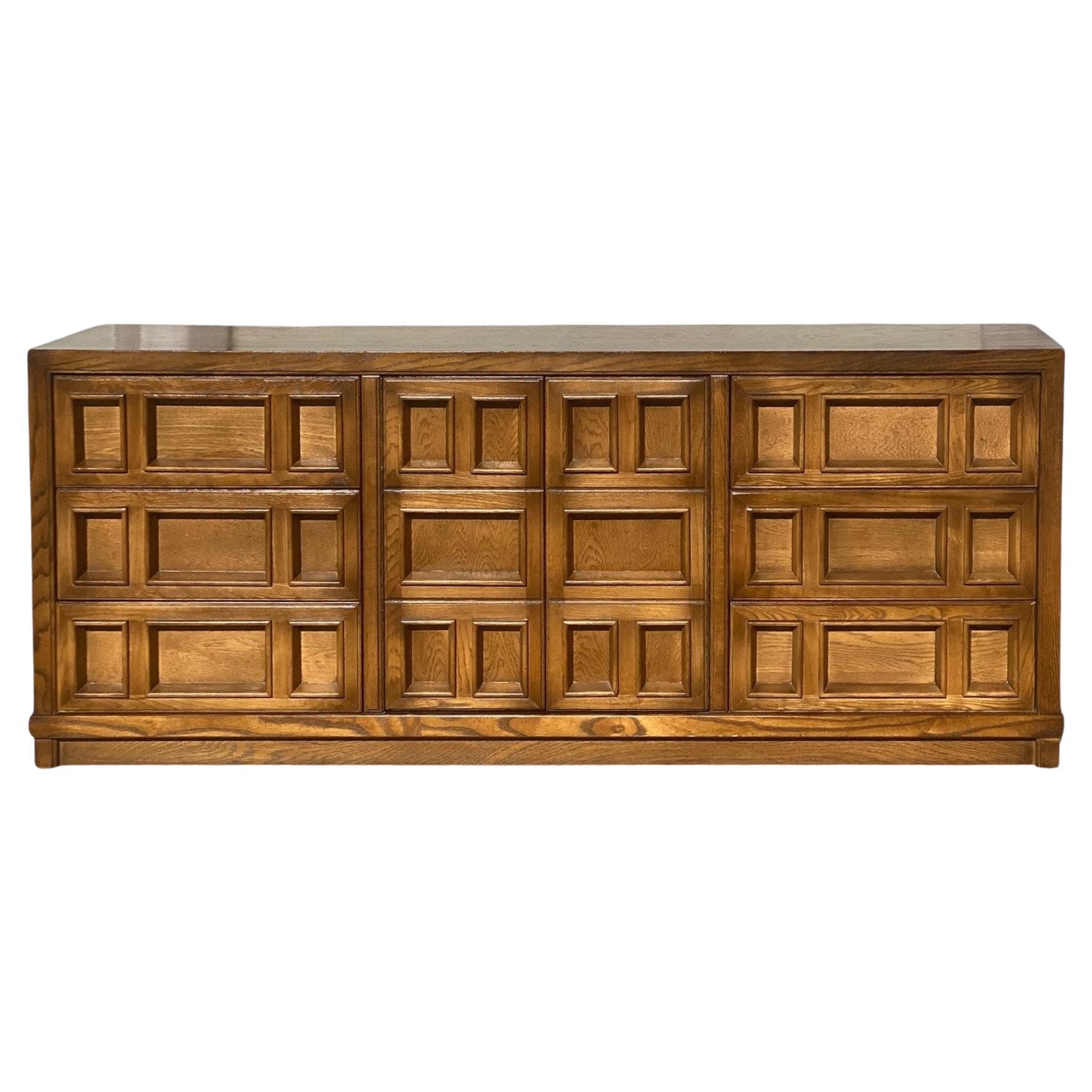 Comò Lowboy in Oak d
epoca con pannello frontale geometrico, Brutalista metà secolo