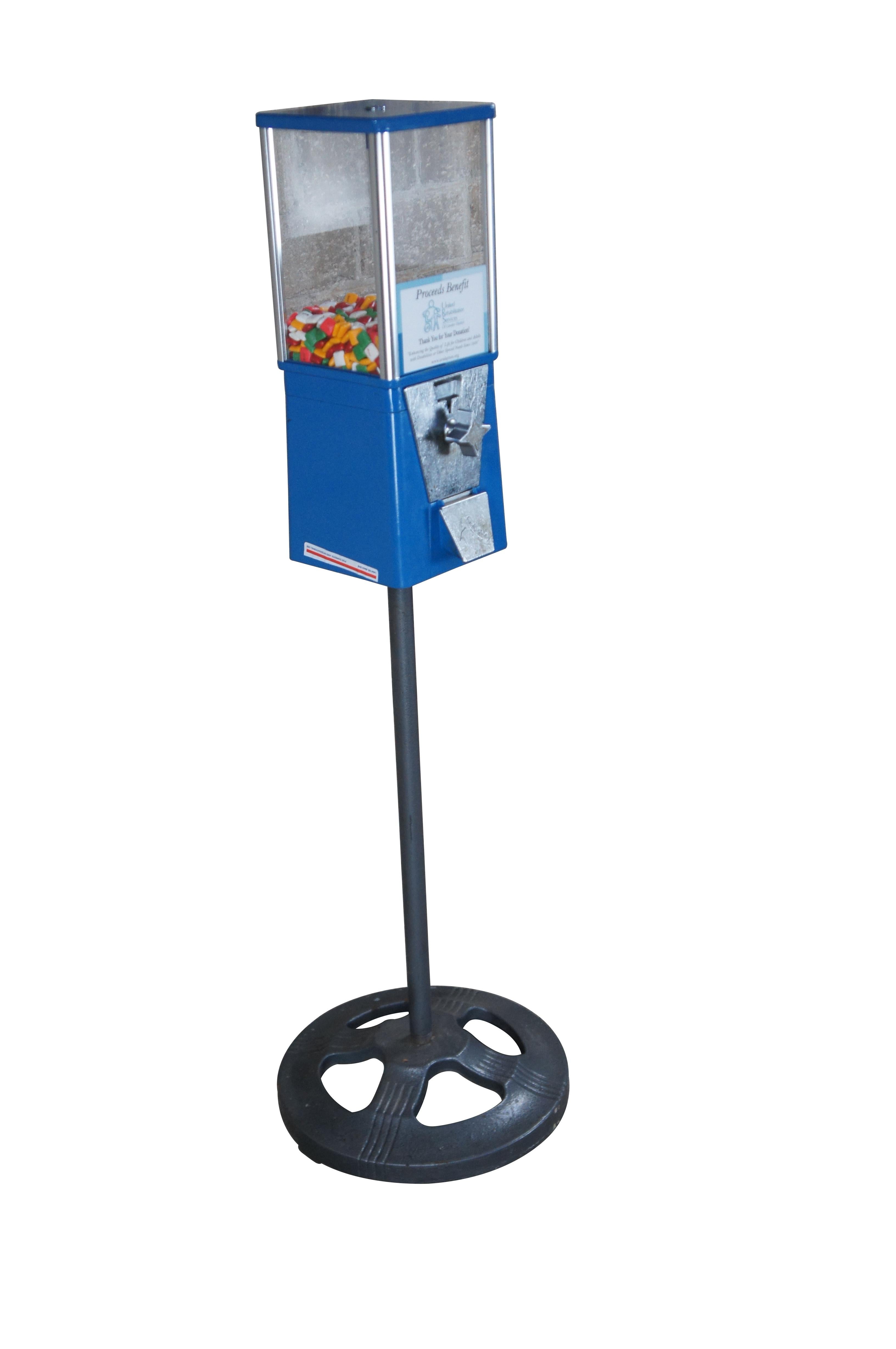 Vintage Oak Manufacturing Blue Metal Coin Operated Astro Gumball Machine Stand In Good Condition In Dayton, OH