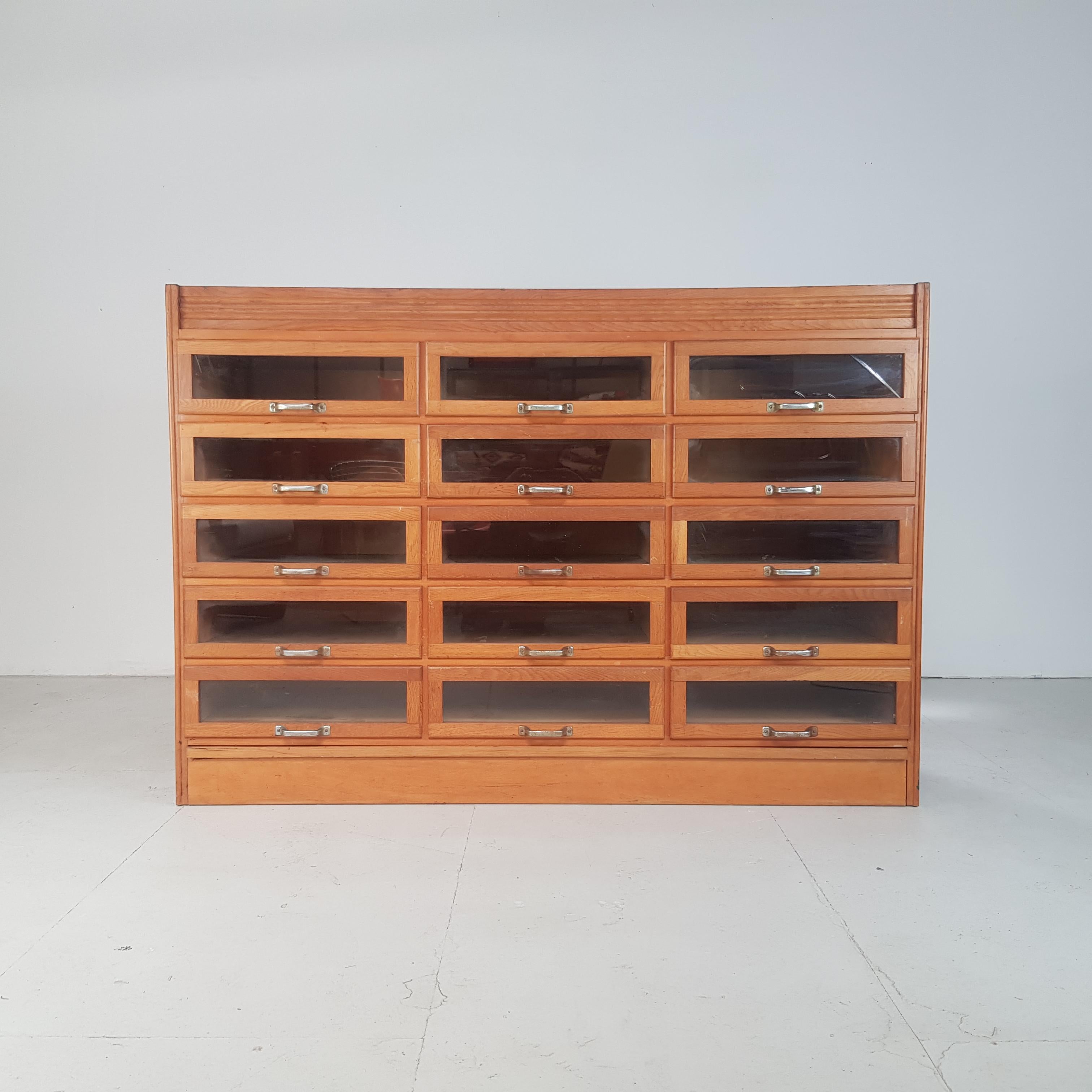 Lovely 15 drawer haberdashery shop cabinet from the 40s/50s.
It has 15 glass fronted drawers, all with original metal D handles.

Approximate dimensions:

Width: 153cm

Depth: 55cm

Height: 106cm

Drawers: 45cm x 43cm x 13cm.

Overall,