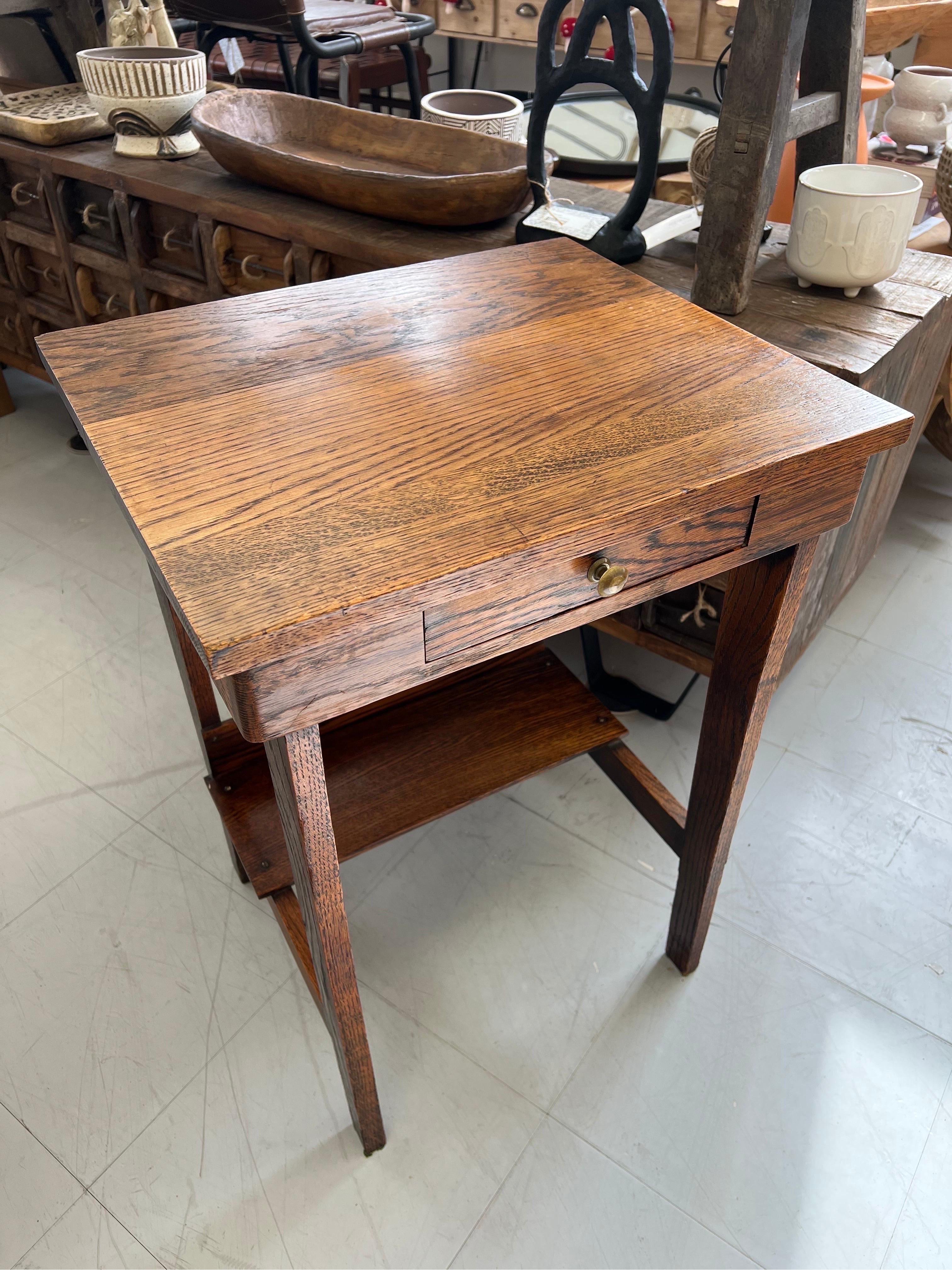 Vieille table d'appoint ou porte-accessoires en chêne

Dimensions. 19 L ; 26 L ; 16 1/2 P.