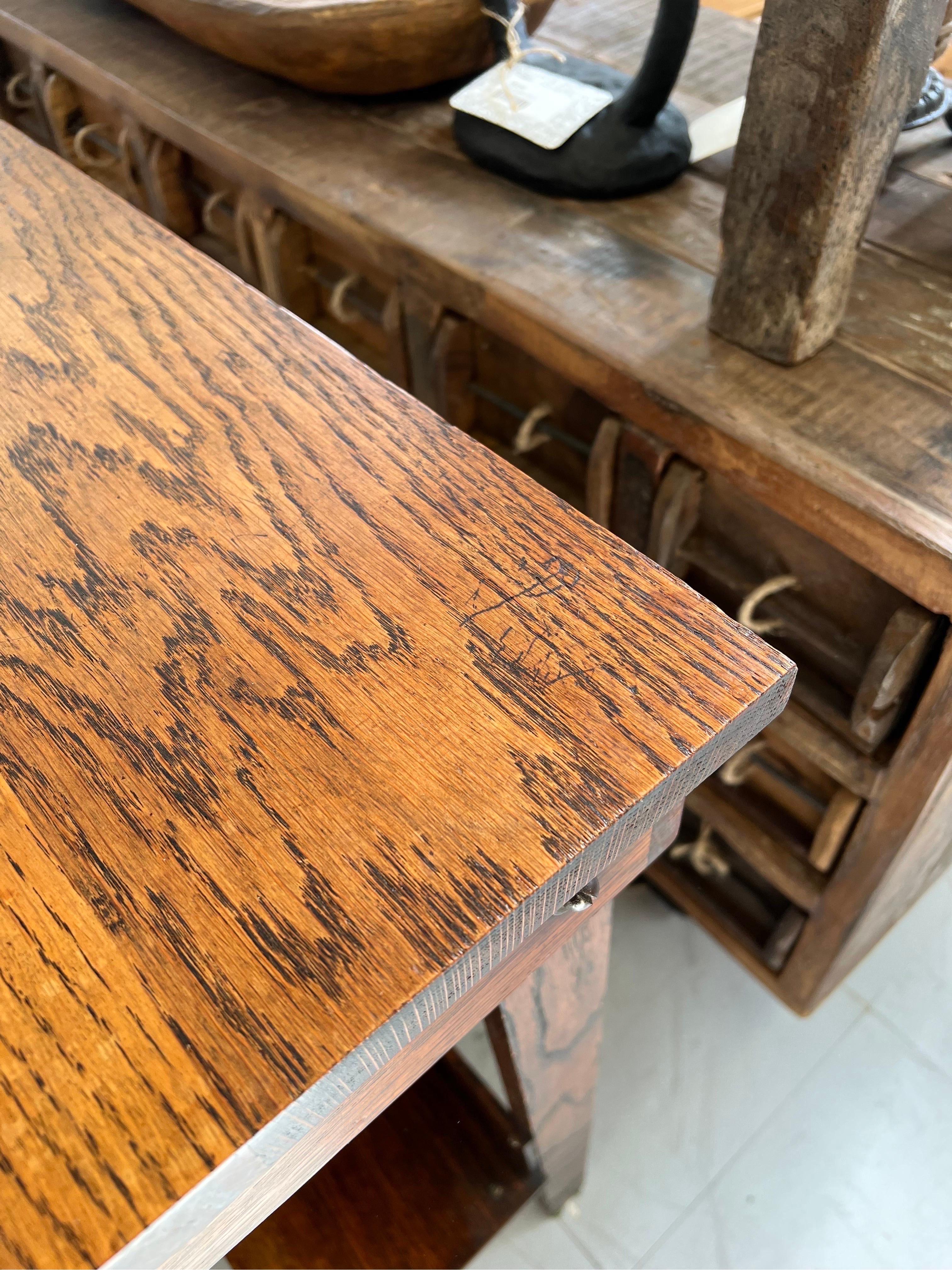 Table d'appoint ou support d'accessoires Mission en chêne vintage en vente 1