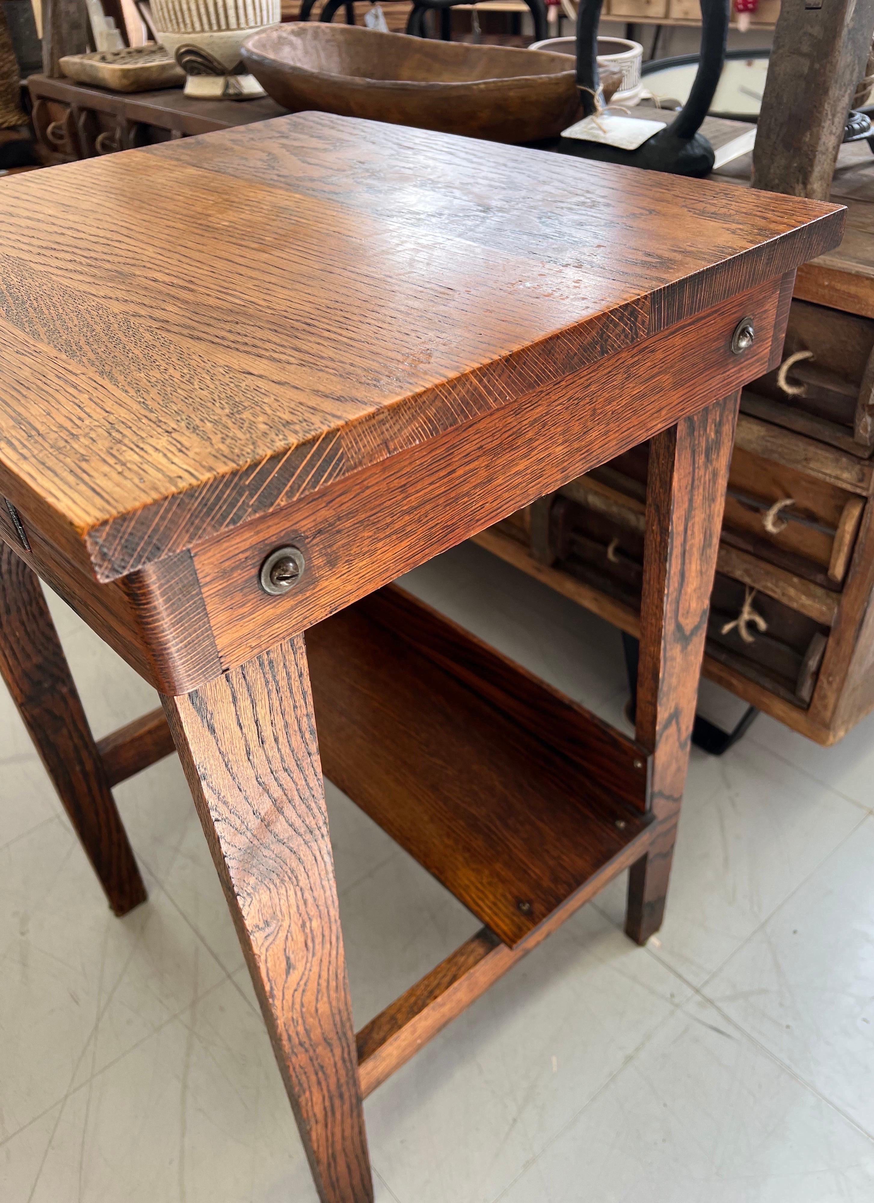 Table d'appoint ou support d'accessoires Mission en chêne vintage en vente 3
