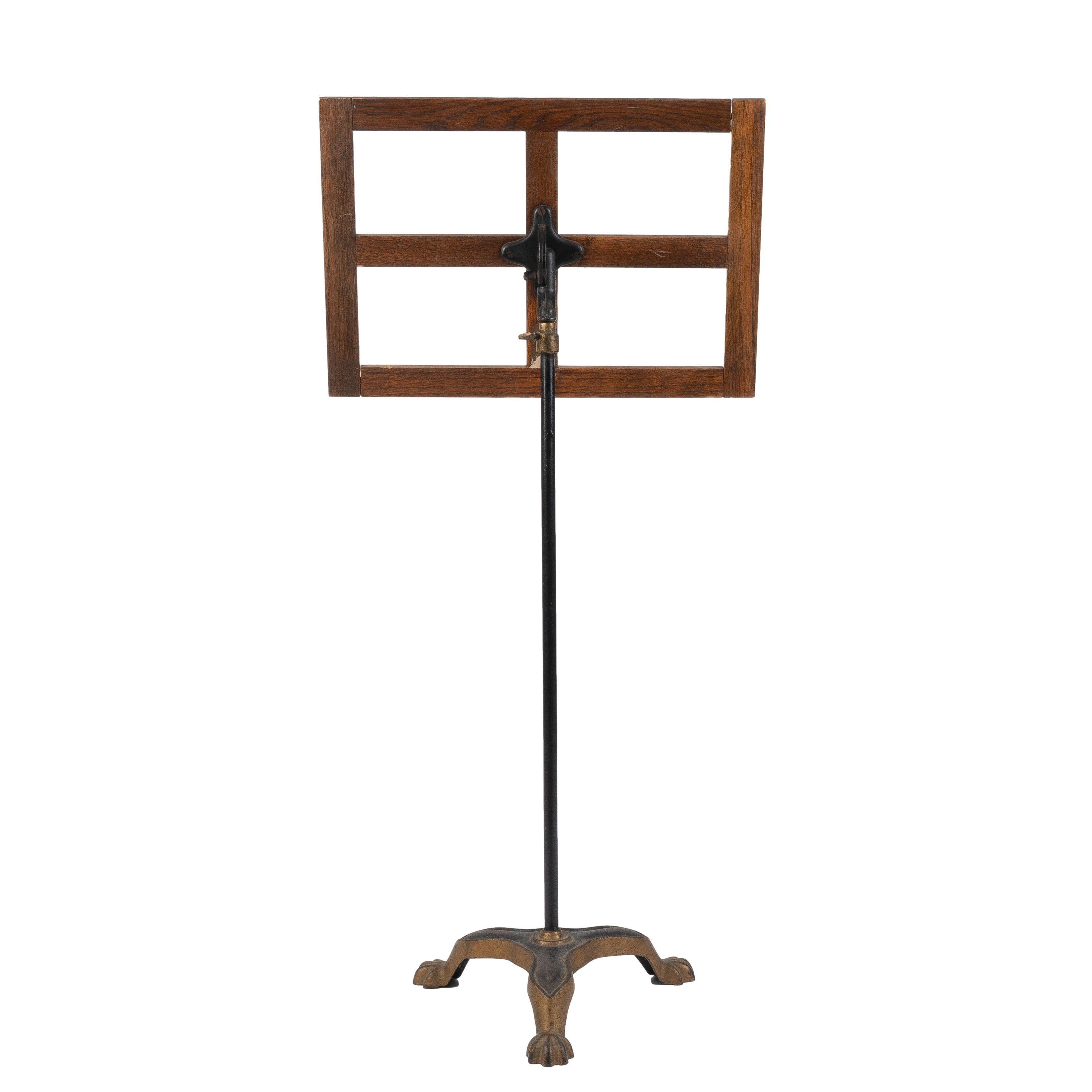 Vintage Oak Music Stand on Adjustable Iron Rod with Tripod Base by Imperial In Good Condition In Kenilworth, IL